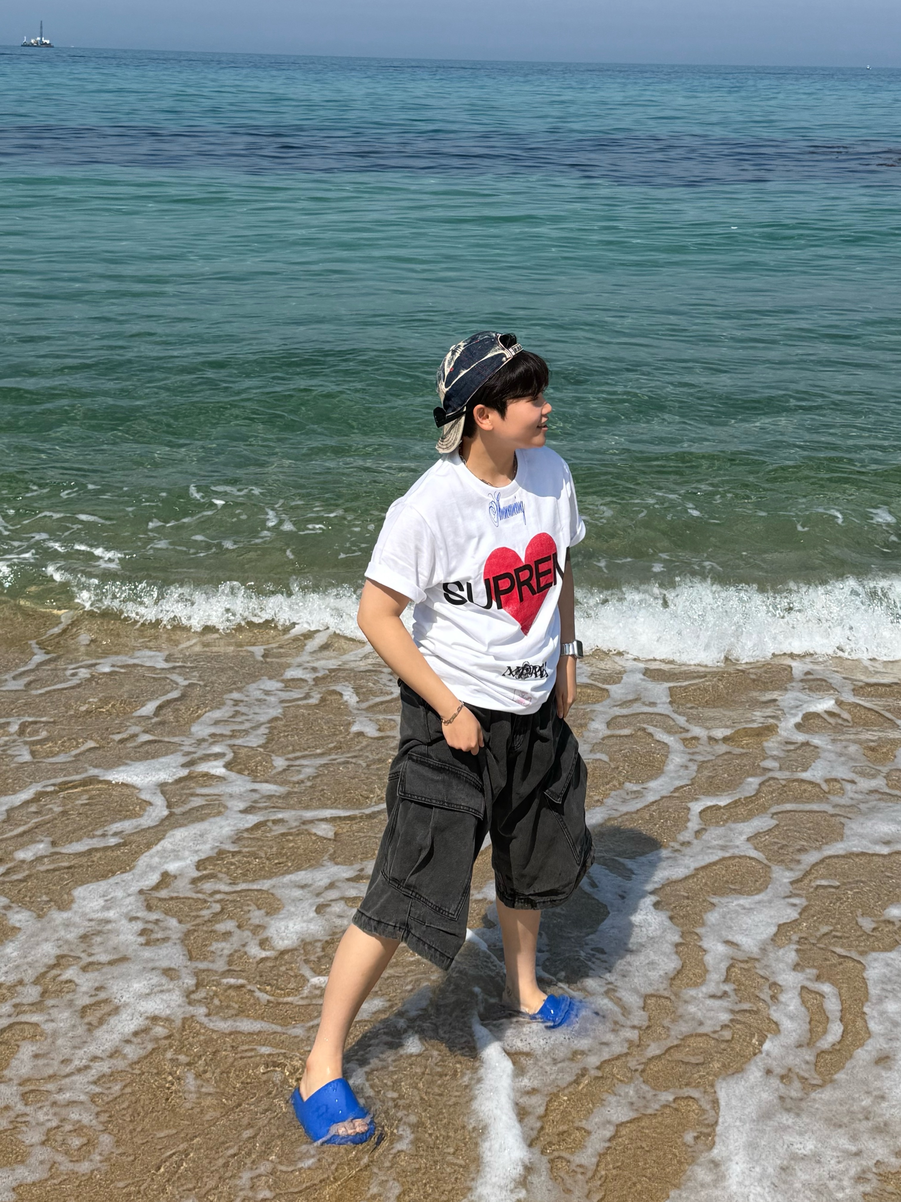 Supreme Announcing T-Shirt White - 25SS, Adidas Yeezy Slide Azure 착용 스타일 - 2