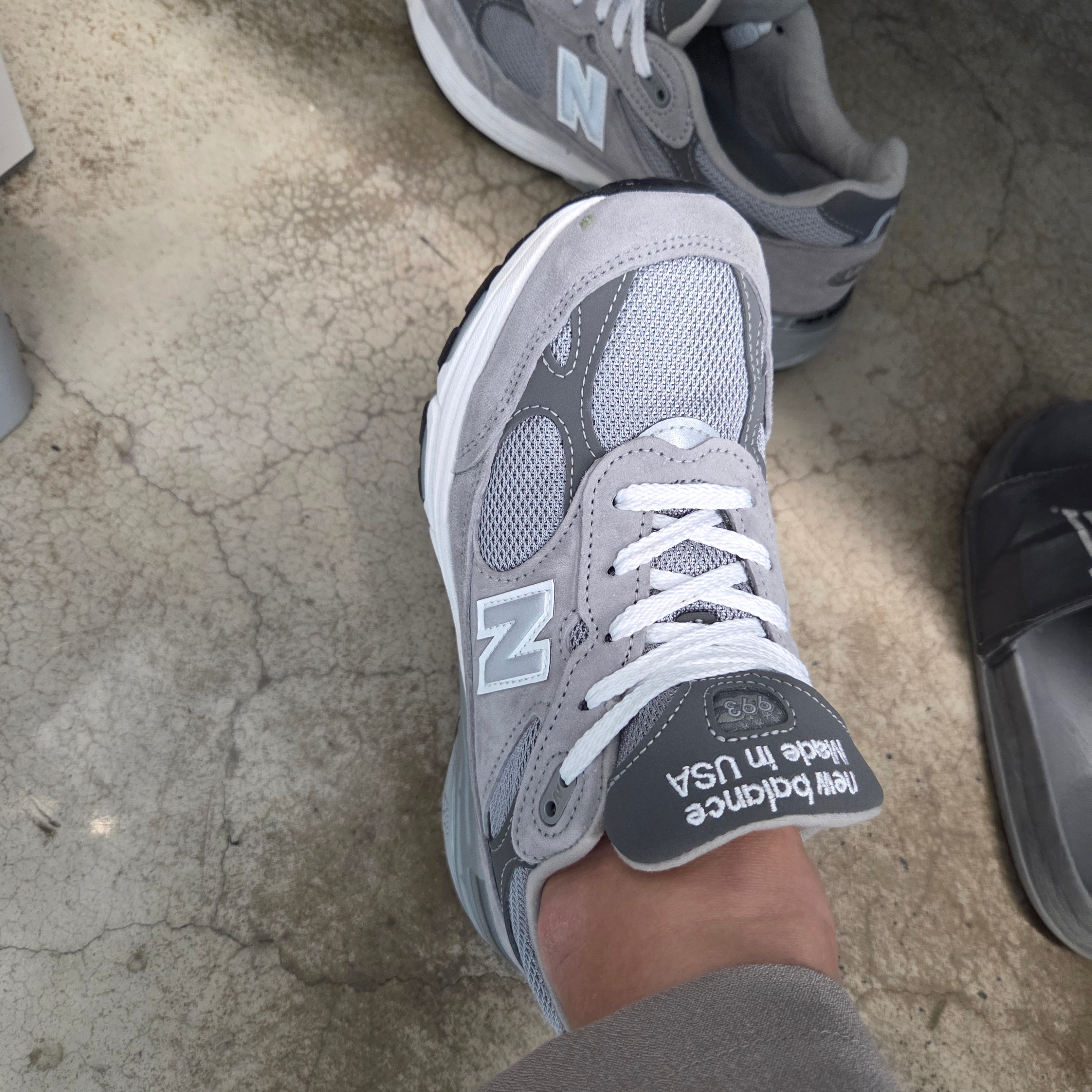 (W) New Balance 993 Made in USA Grey - B Standard 착용 스타일