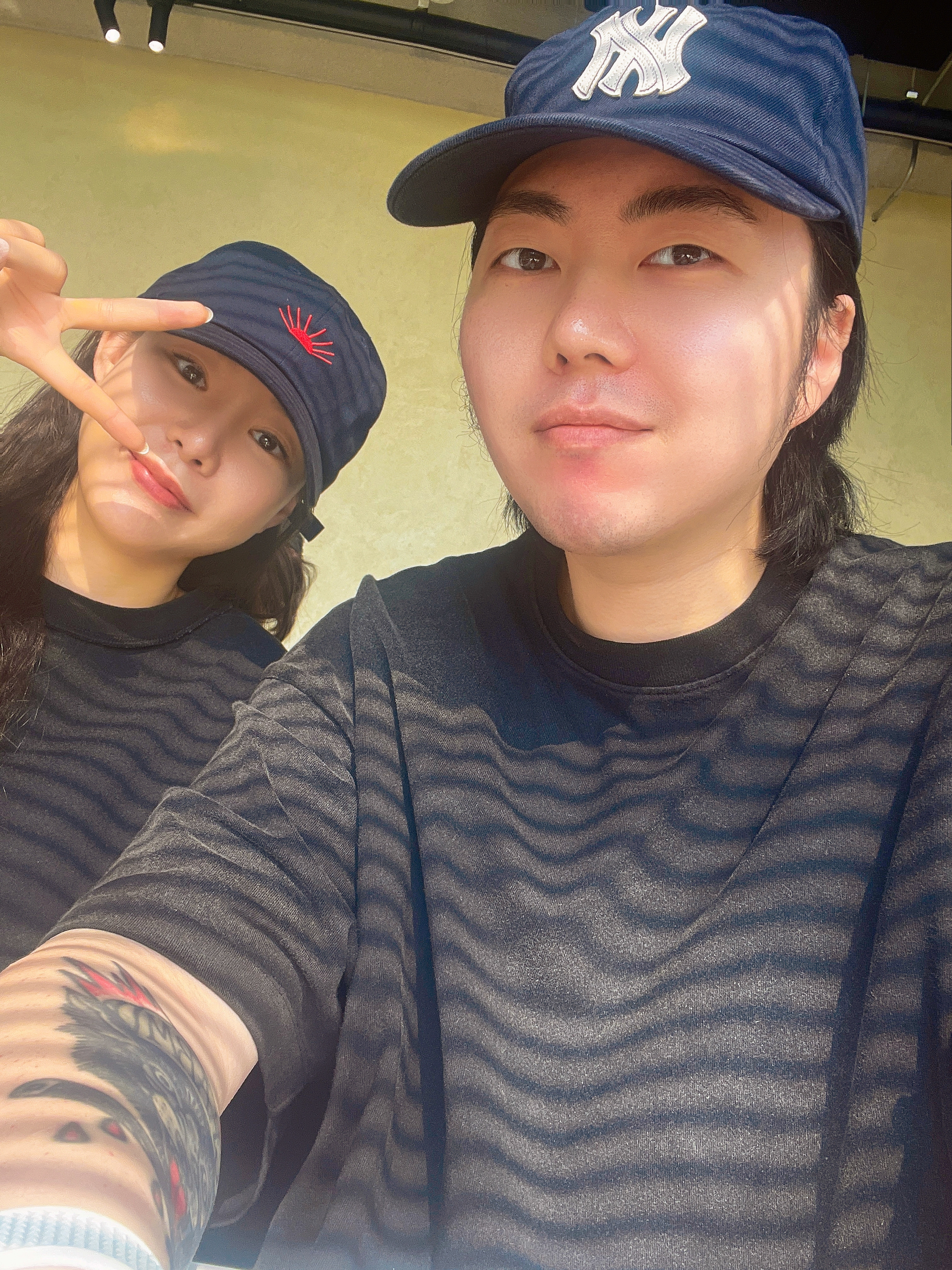 Farfromwhat Far Patch Logo Cap Navy 착용 스타일 - 2