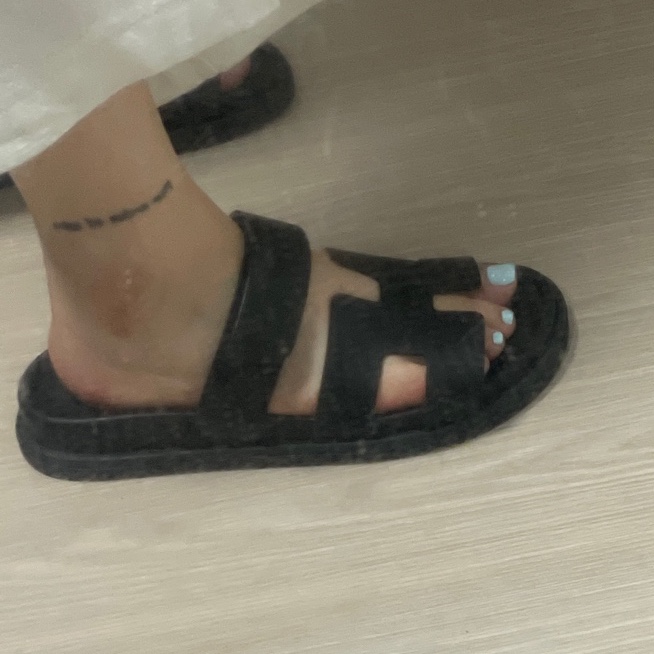 (W) Hermes Chypre Sandal Calfskin & Noir 착용 스타일 - 2