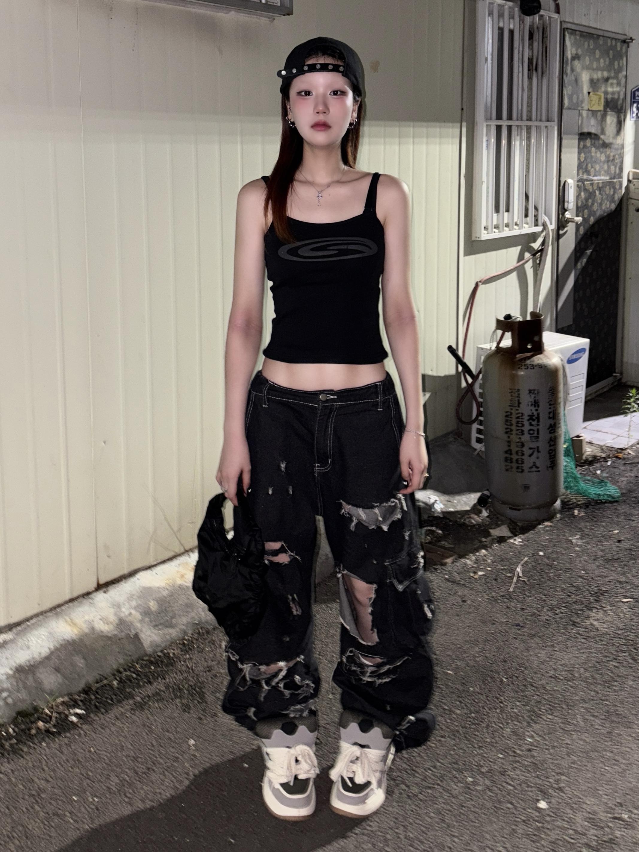 Adidas Satin Small Shoulder Bag Black 착용 스타일 - 1