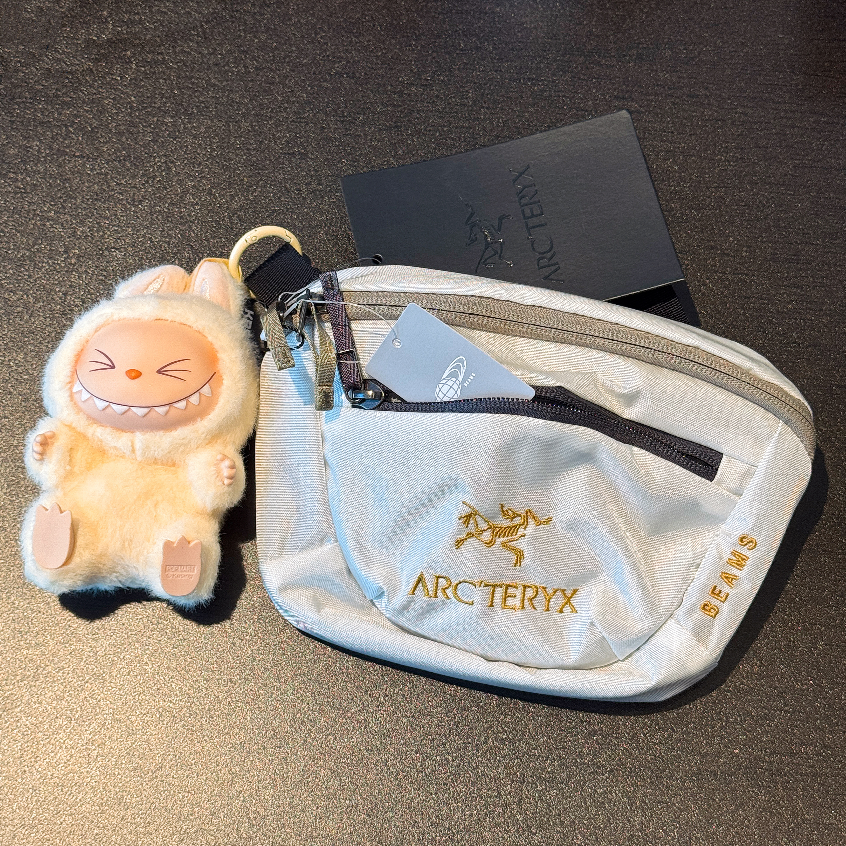 Arc'teryx x Beams Mantis 1 Waistpack White, Pop Mart Labubu Let's Play Together Doll Series Sealed Case (1 Blind Box) 착용 스타일