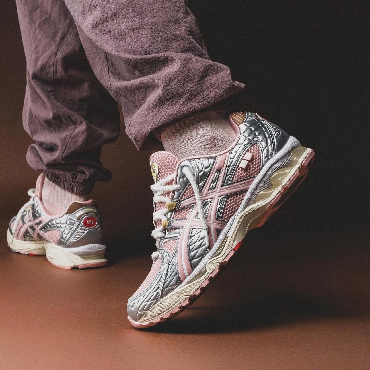Asics x Atmos x Vandy The Pink Gel-Nimbus 10.1 Banana Split Strawberry 착용 스타일 - 1