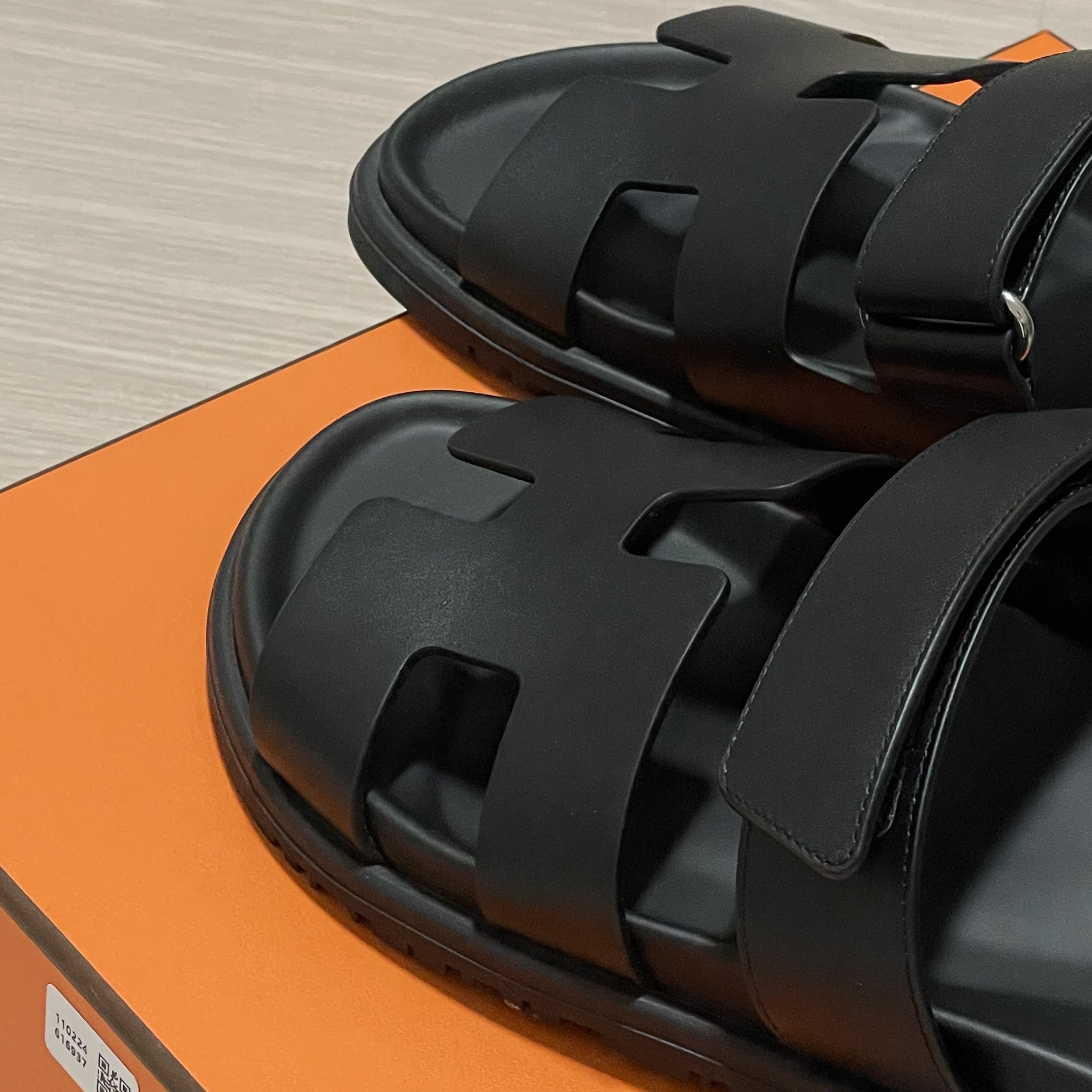 (W) Hermes Chypre Sandal Calfskin & Noir 착용 스타일 - 1