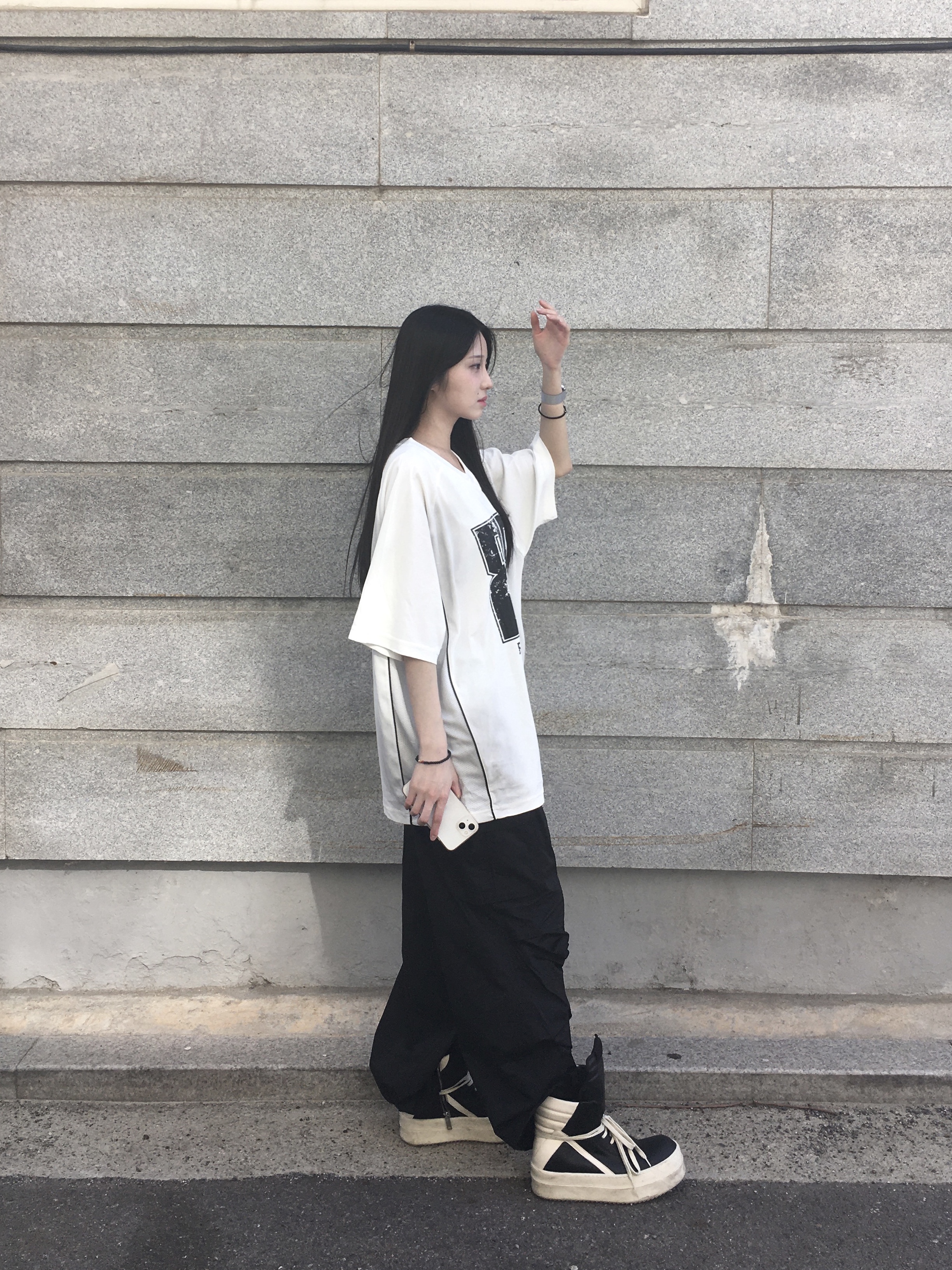 Rick Owens Hollywood Mega Bumper Geobasket in Full Grain Calf Leather Black Milk 착용 스타일 - 1