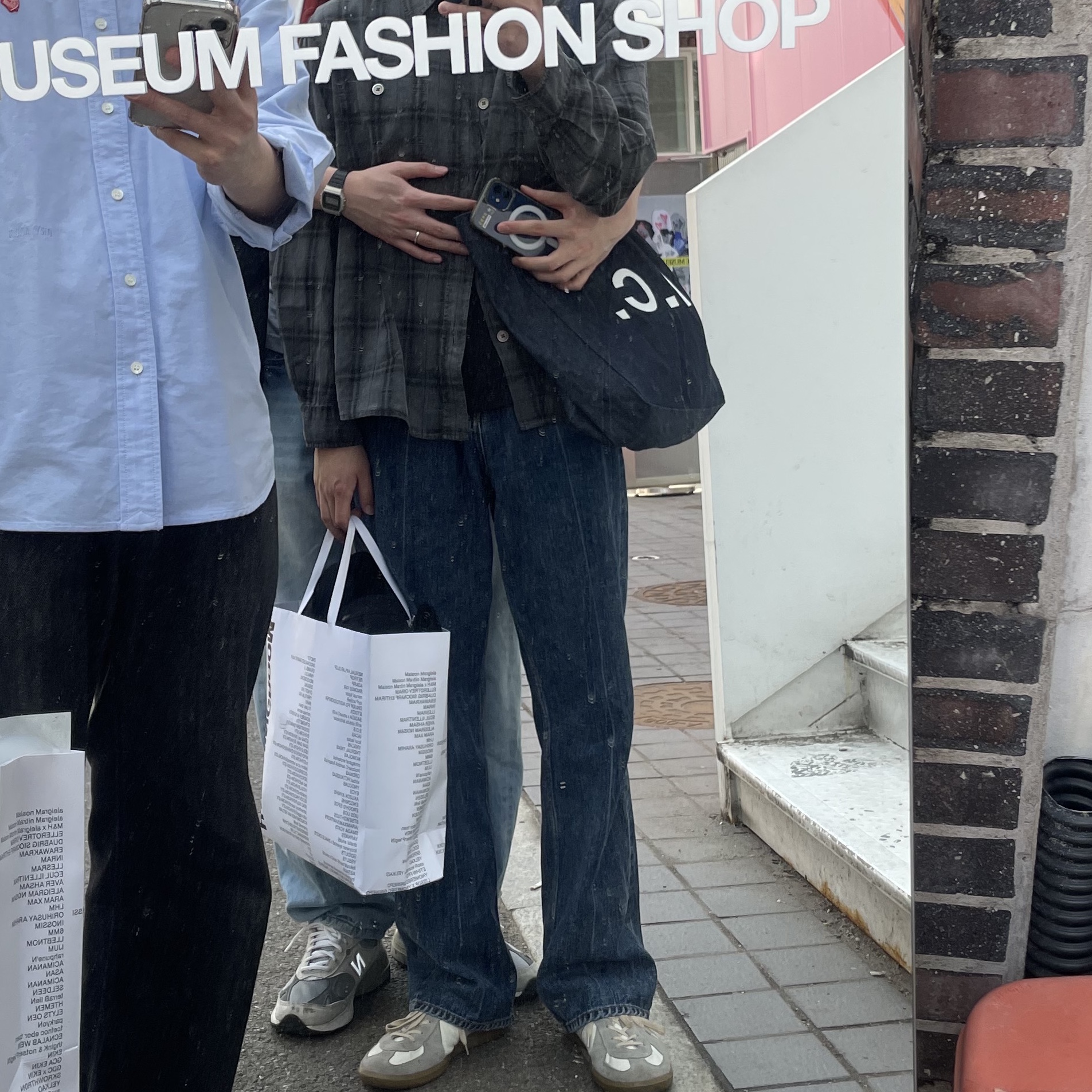 A.P.C. Daniela Shopping Bag Indigo 착용 스타일