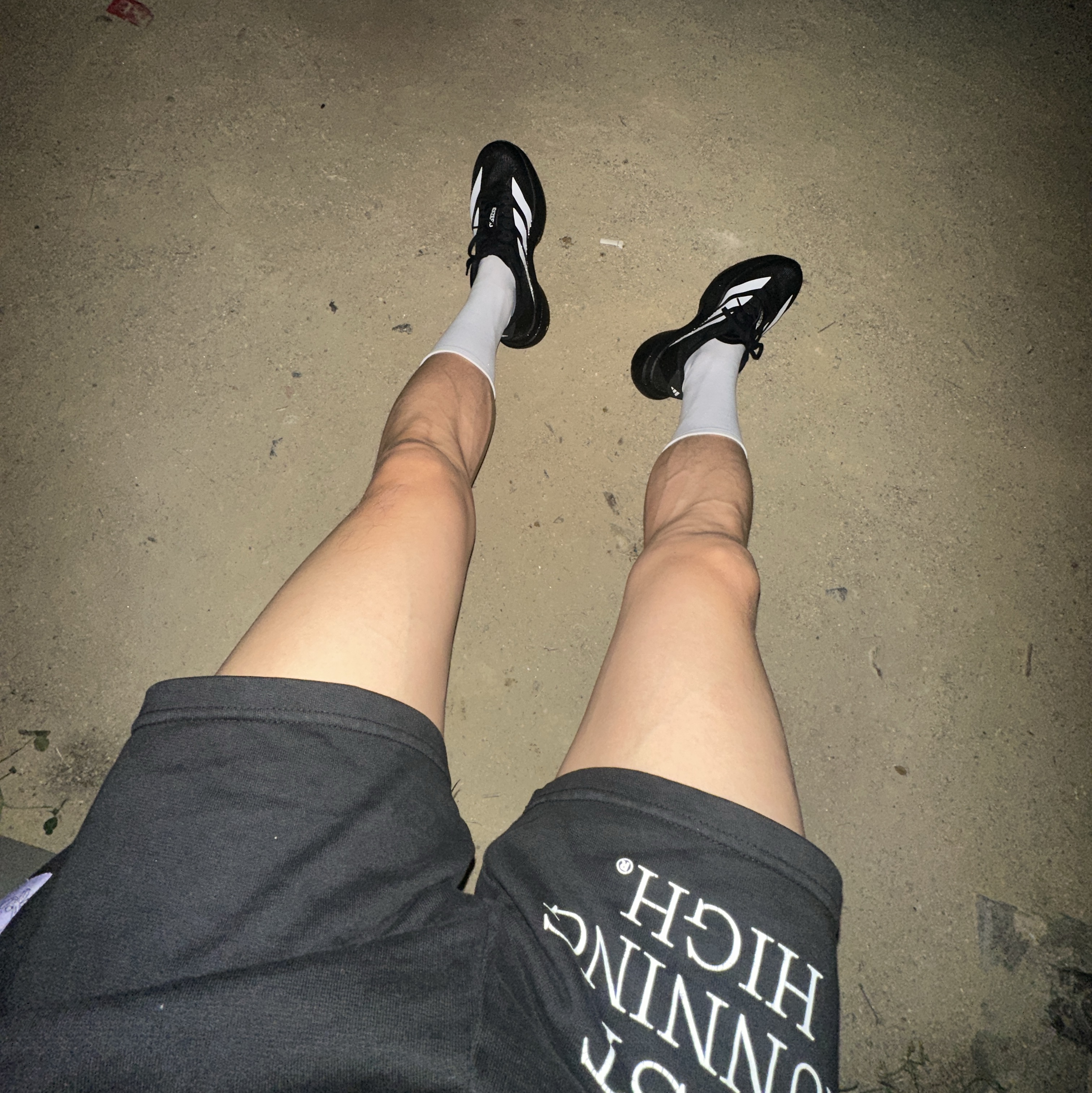 Alex Zono I Dig Running Rainbow Trucker Hat White Red, Adidas Adizero EVO SL Core Black Cloud White 착용 스타일 - 2