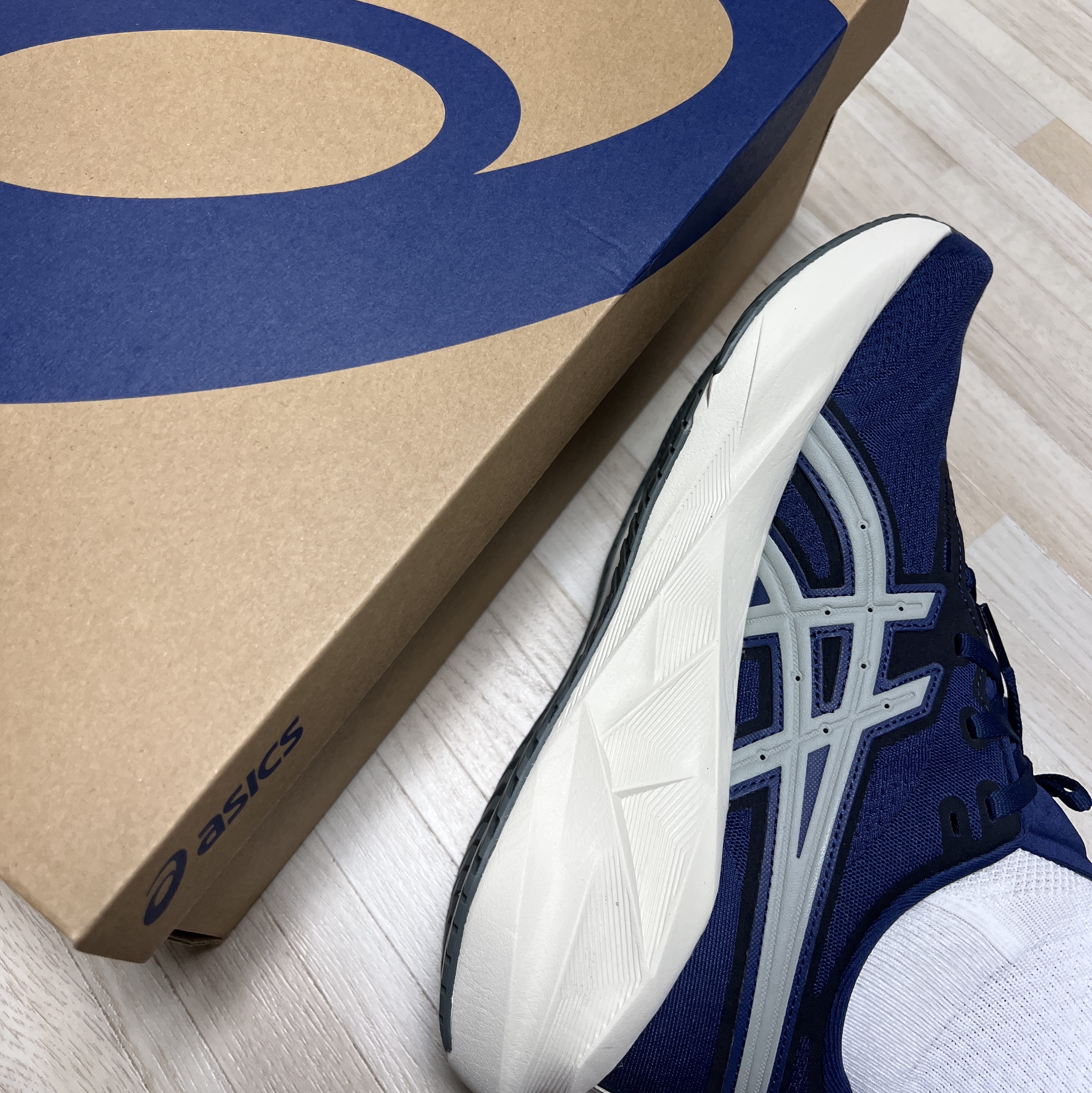 Asics Novablast 5 Indigo Blue Seal Grey 착용 스타일 - 2