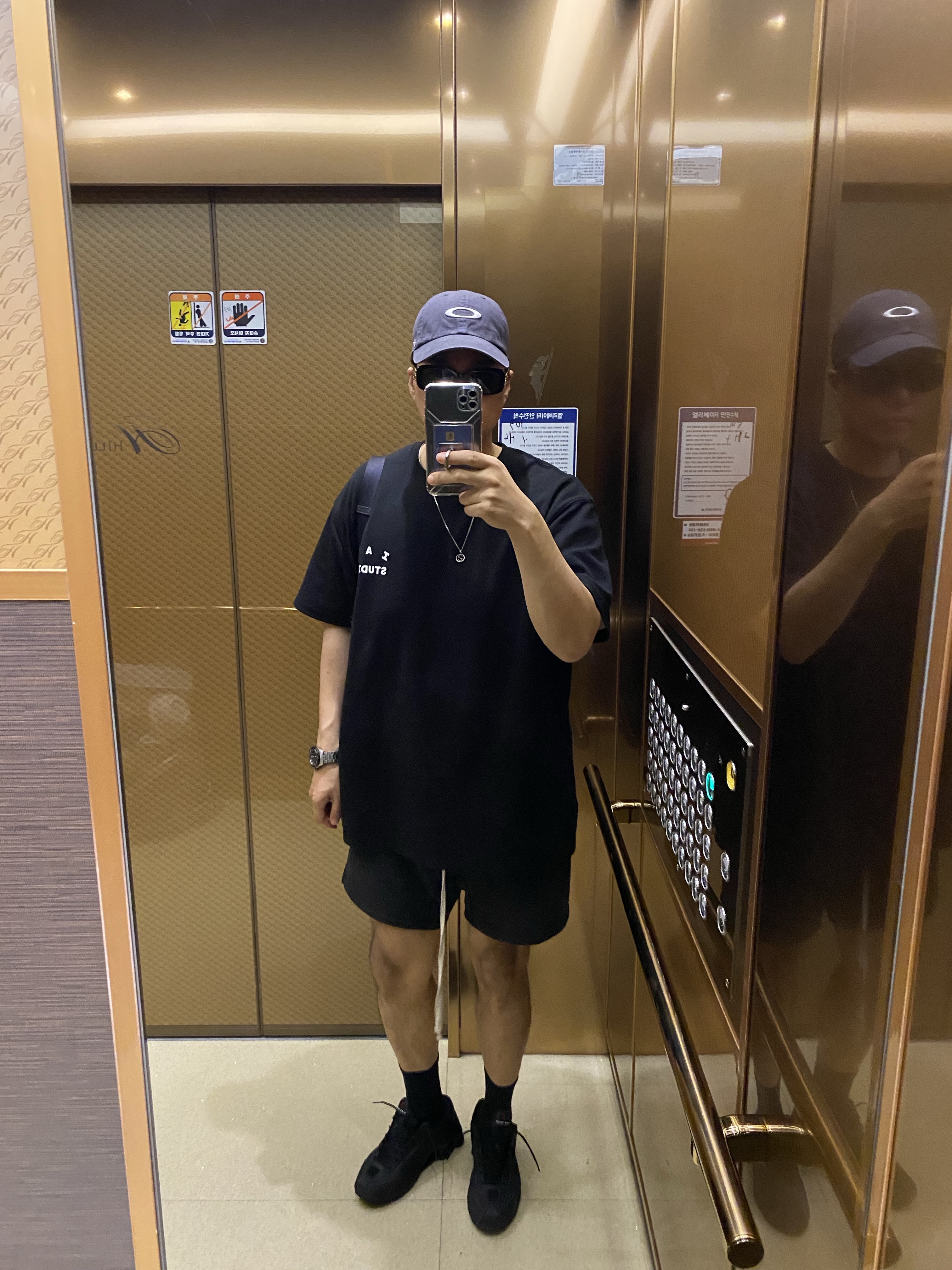 Oakley Remix Dad Hat Blackout, IAB Studio 10th Anniversary T-Shirt Black 착용 스타일