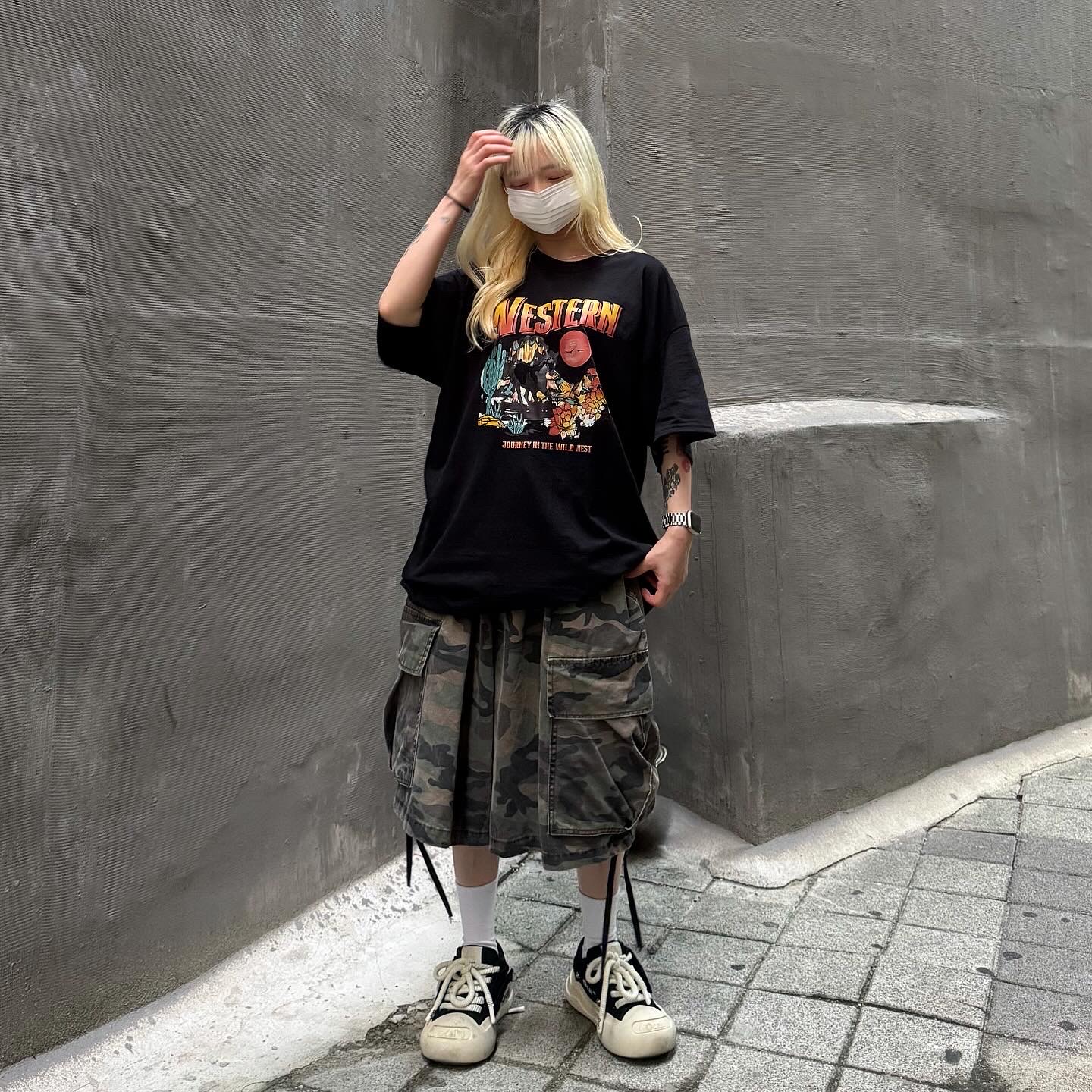Gildan X American Collection Western T-Shirt Black 착용 스타일 - 1