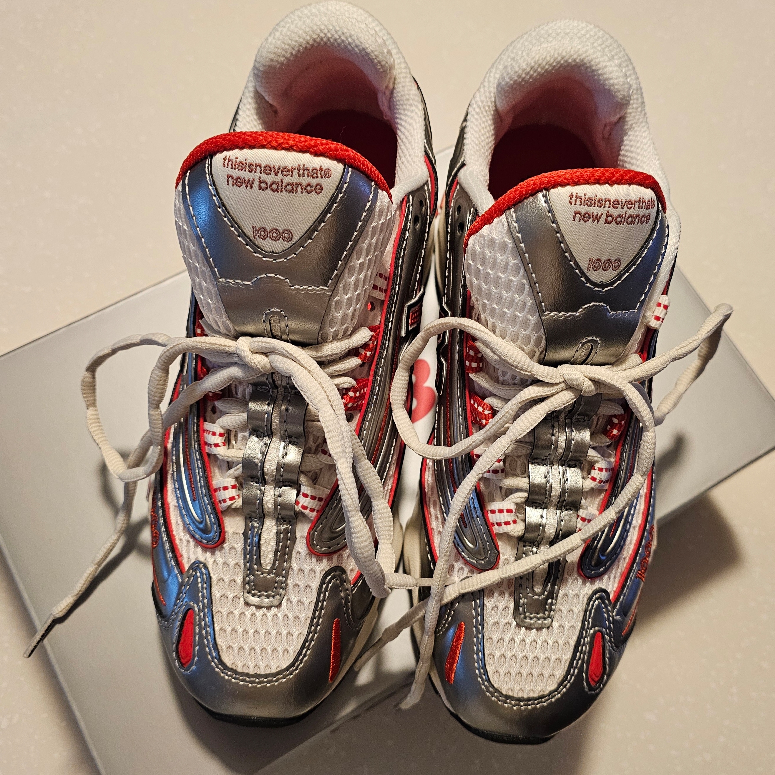 New Balance x Thisisneverthat M1000 Metallic Silver Red 착용 스타일
