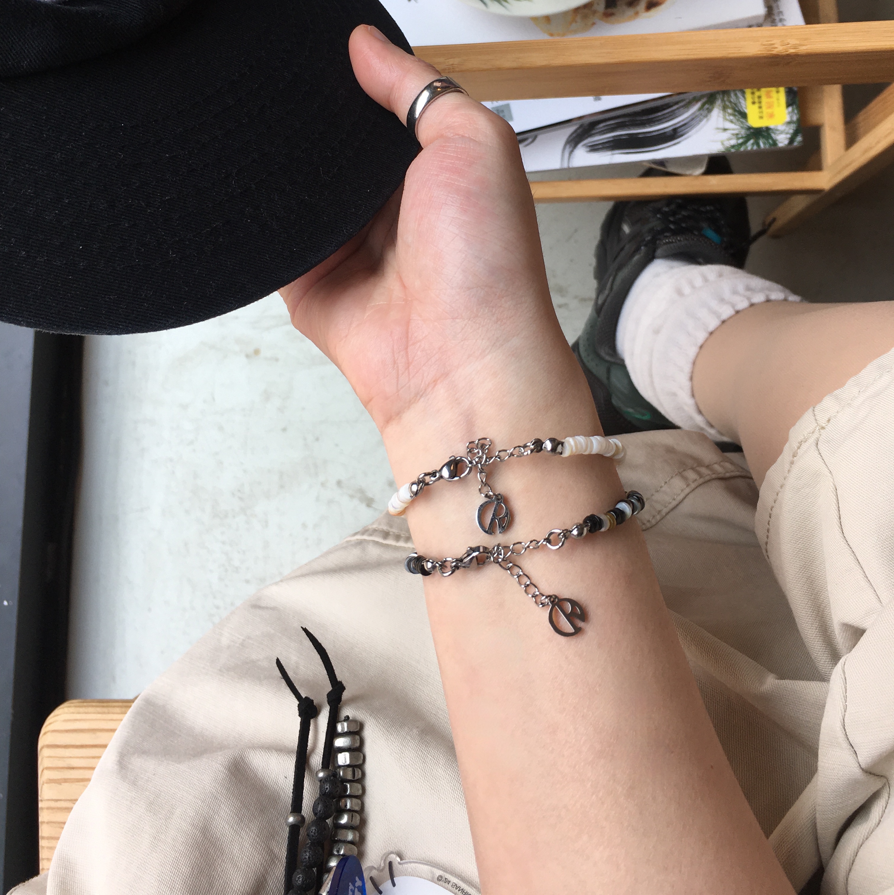 Hatchingroom Stone Ball Keyring 착용 스타일 - 2