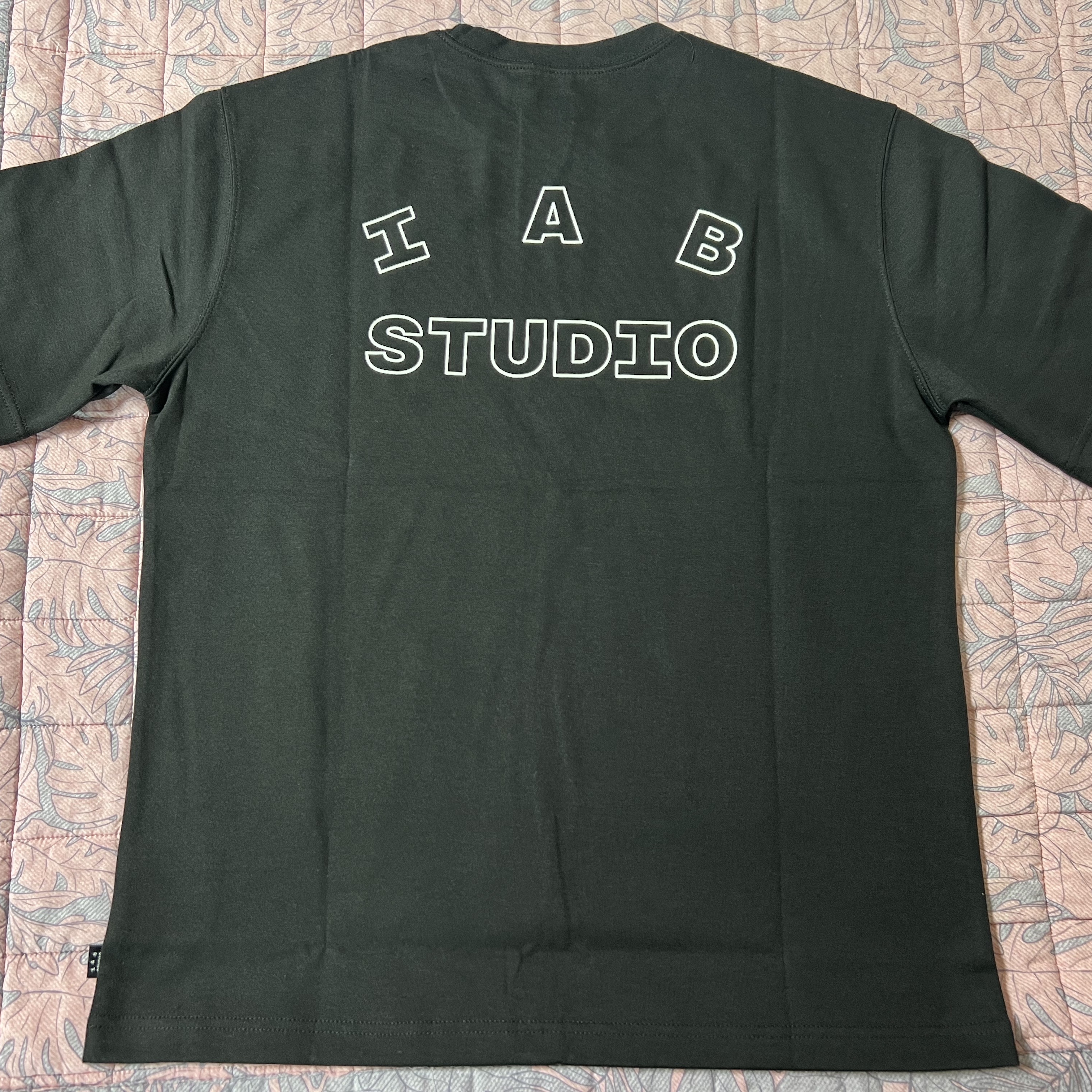 IAB Studio x Lost in Starlight Storyboard T-Shirt Black White 착용 스타일 - 2