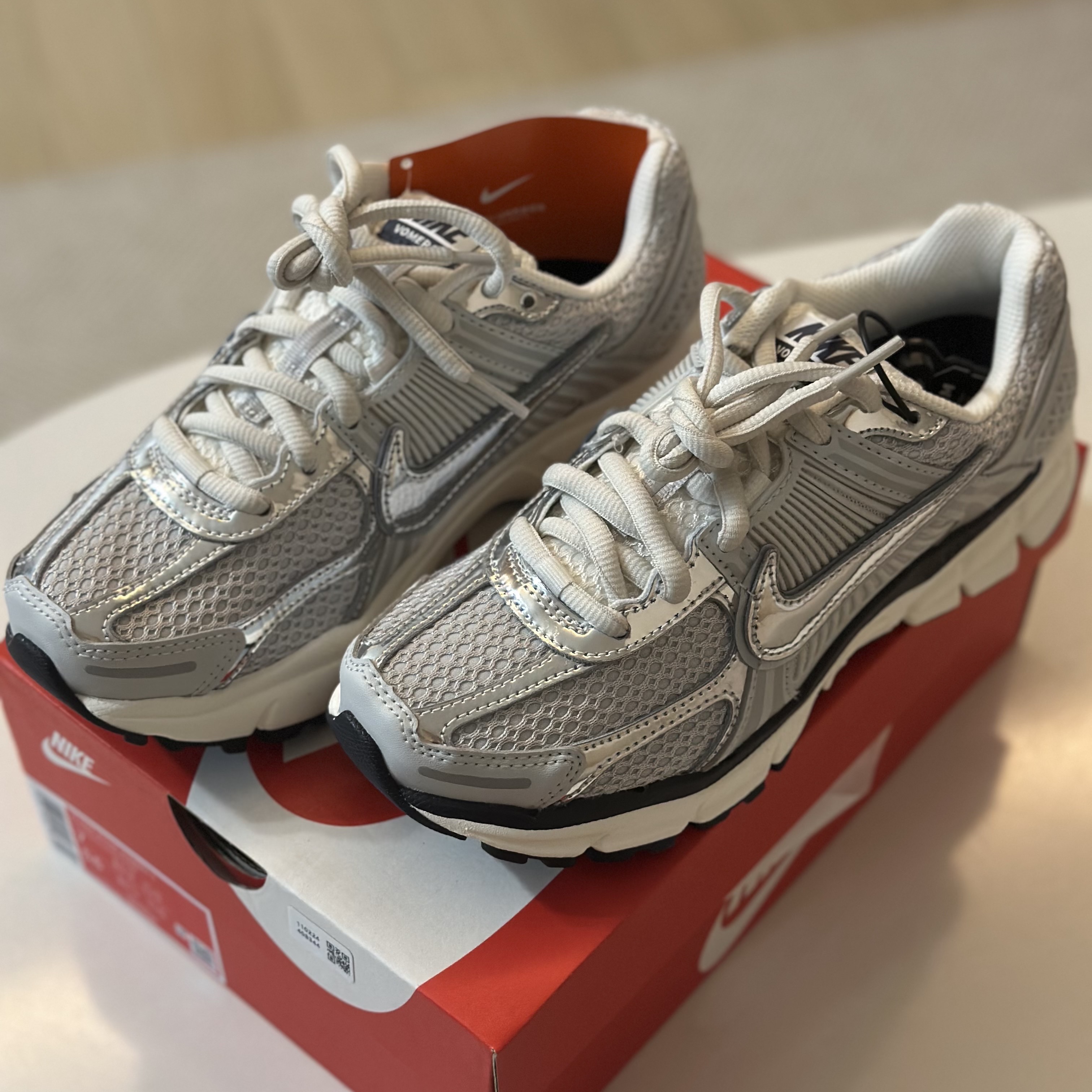 (W) Nike Zoom Vomero 5 Photon Dust and Metallic Silver 착용 스타일 - 2