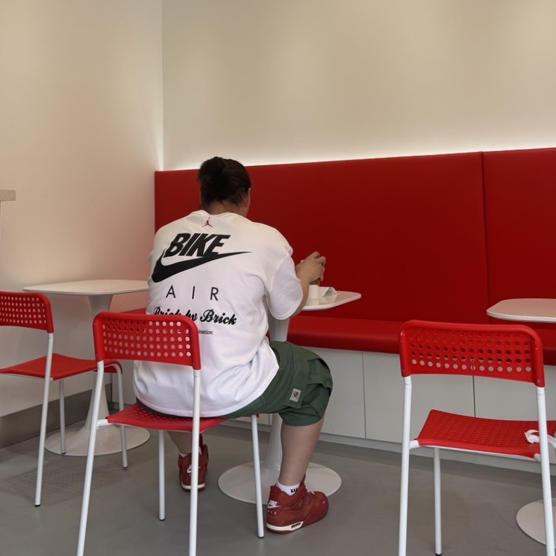 Jordan 4 x Nigel Sylvester Retro OG SP Brick by Brick, Jordan x Nigel Sylvester T-Shirt White (HQ1736-100) 착용 스타일 - 1