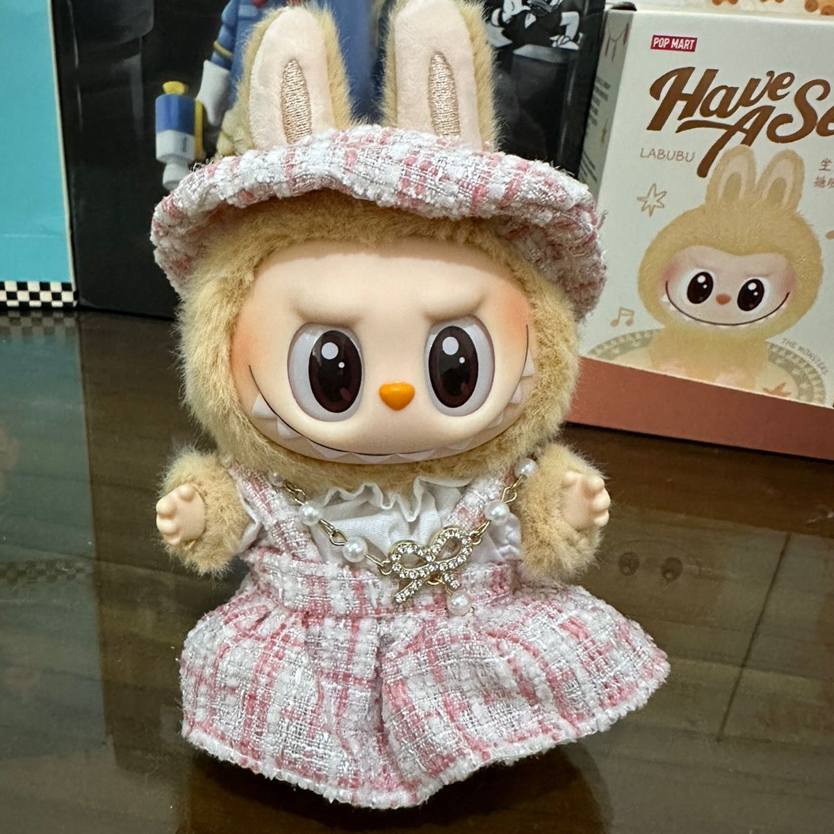 Pop Mart Labubu Let's Play Together Doll Series Sealed Case (6 Blind Boxes), Pop Mart Labubu Let's Play Together Doll Series Baba Keyring (Opened Case) 착용 스타일 - 2
