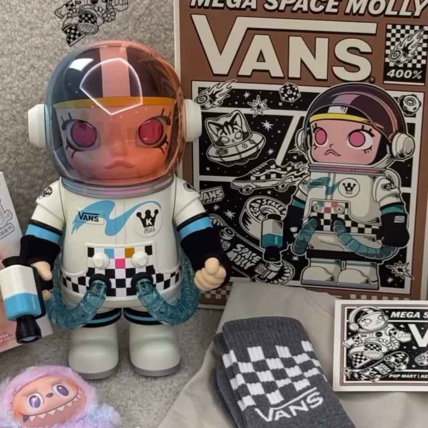 Pop Mart x Vans Mega Space Molly 400% 착용 스타일