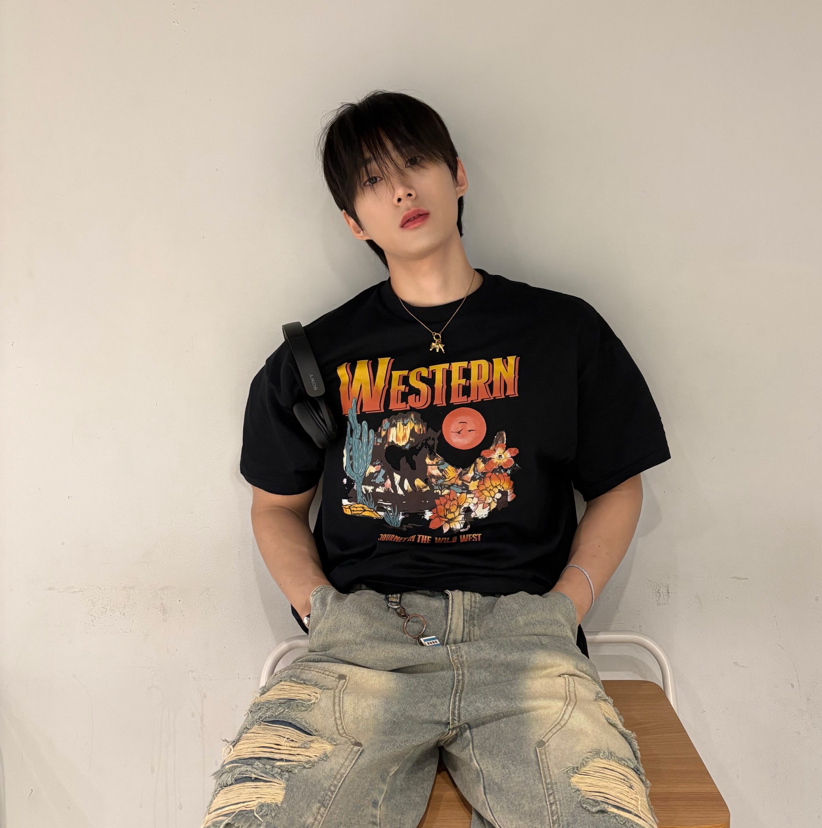 Gildan X American Collection Western T-Shirt Black 착용 스타일 - 3