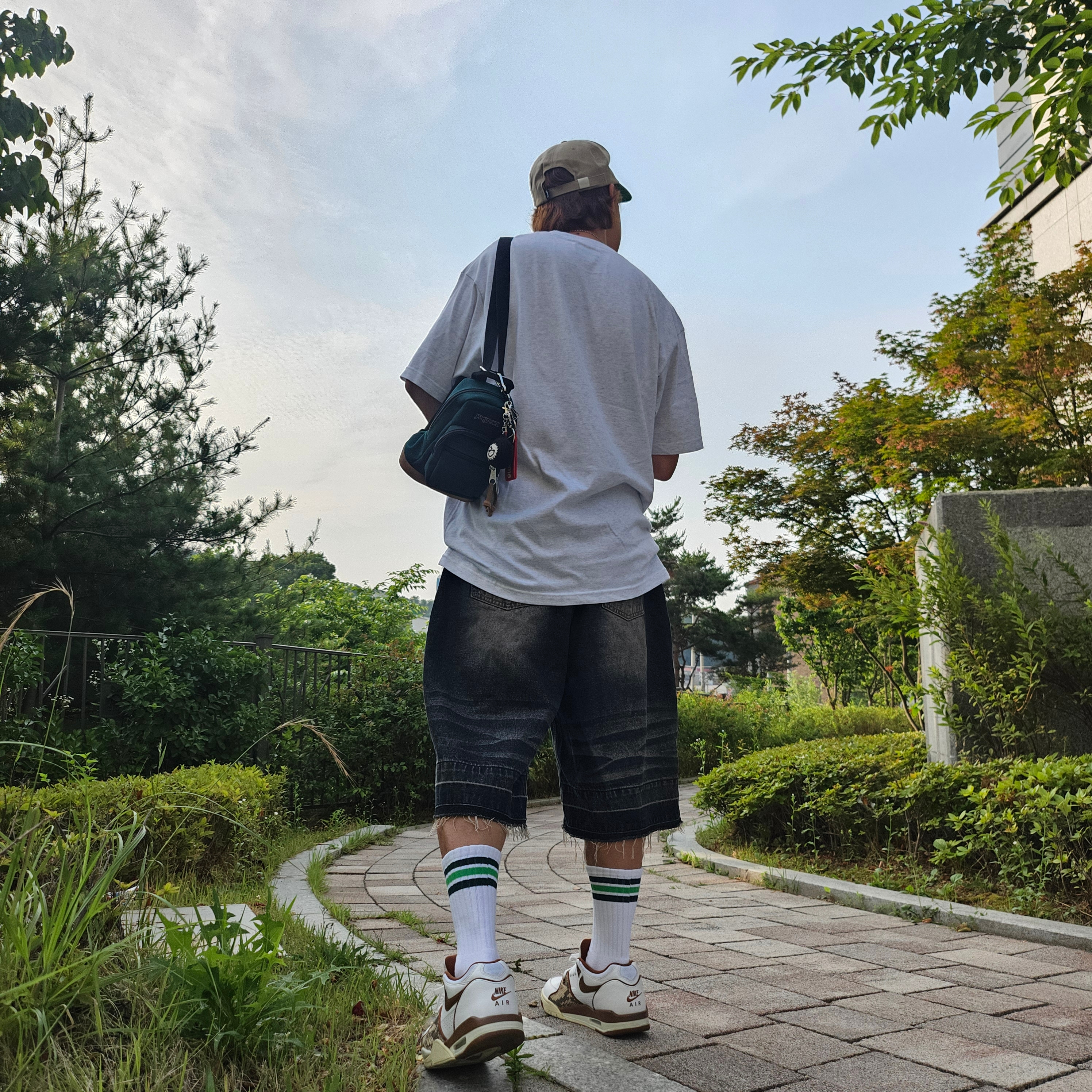 Stussy Basic Strapback Cap Khaki, Nike x Stussy Air Flight 89 Low White and Pecan 착용 스타일 - 1