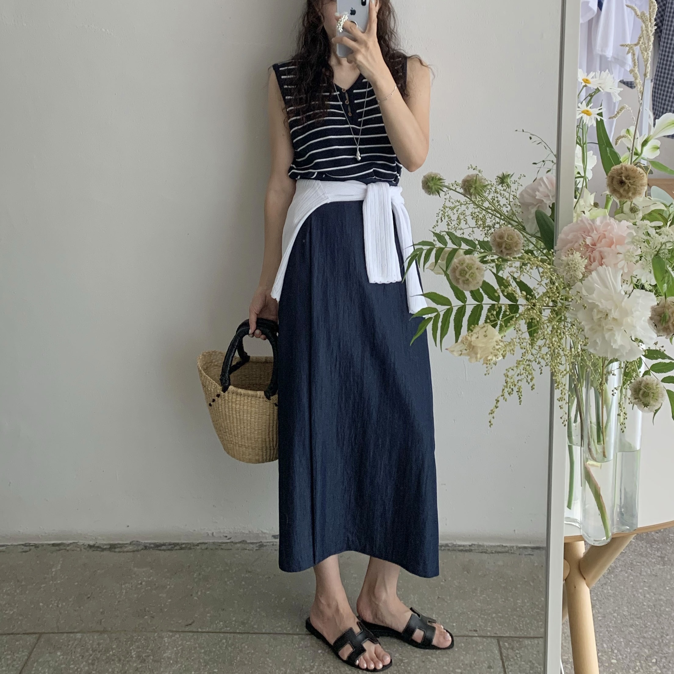 (W) Hermes Oran Sandal Calfskin & Noir Piqures Ecrues 착용 스타일 - 1