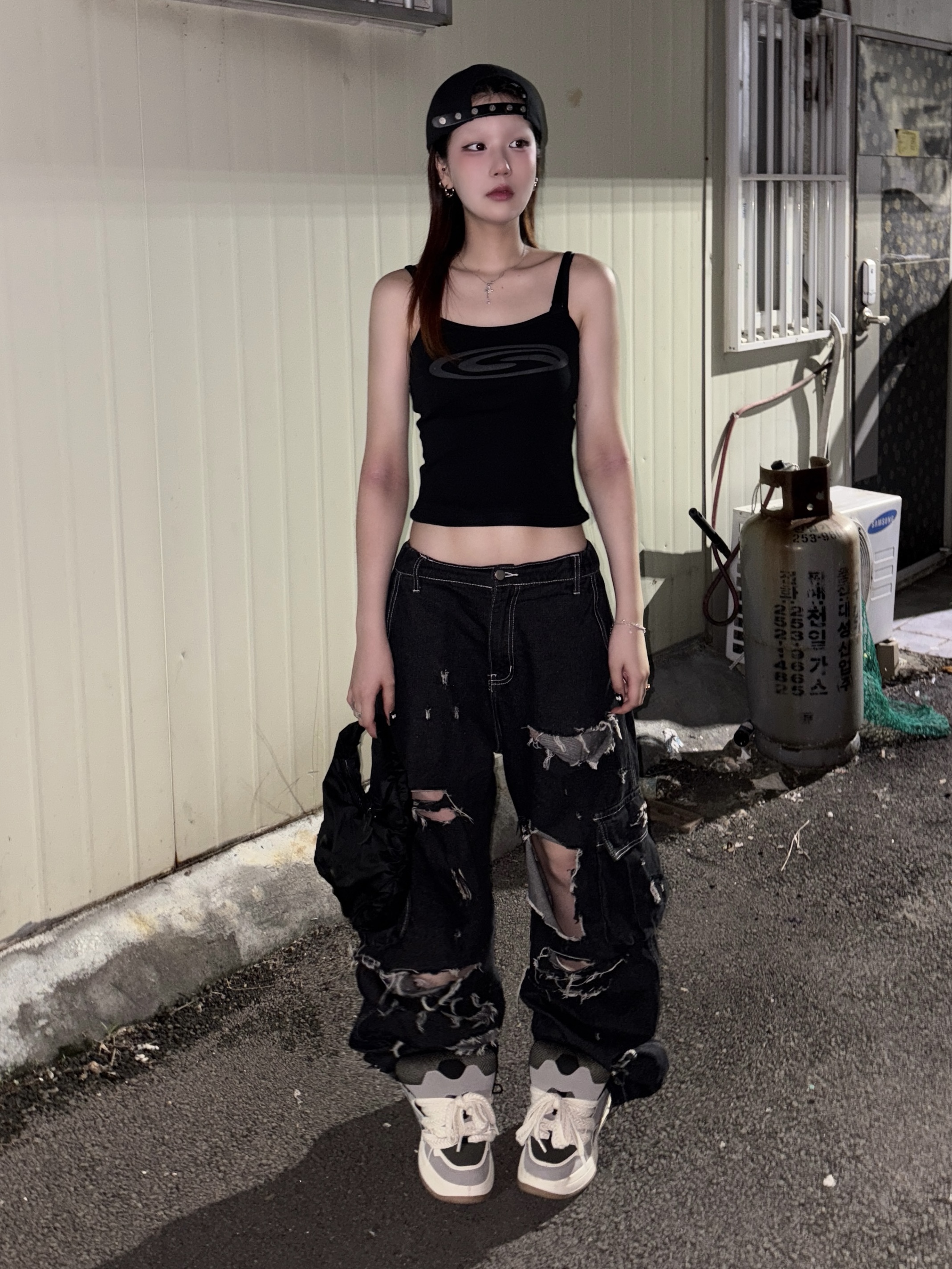 Adidas Satin Small Shoulder Bag Black 착용 스타일 - 2