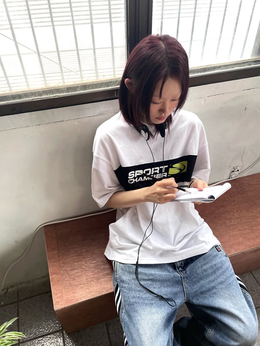 SPORT CHAMBER SC Block Flash T-Shirt White, SPORT CHAMBER SC Track Denim Pants Blue 착용 스타일 - 3