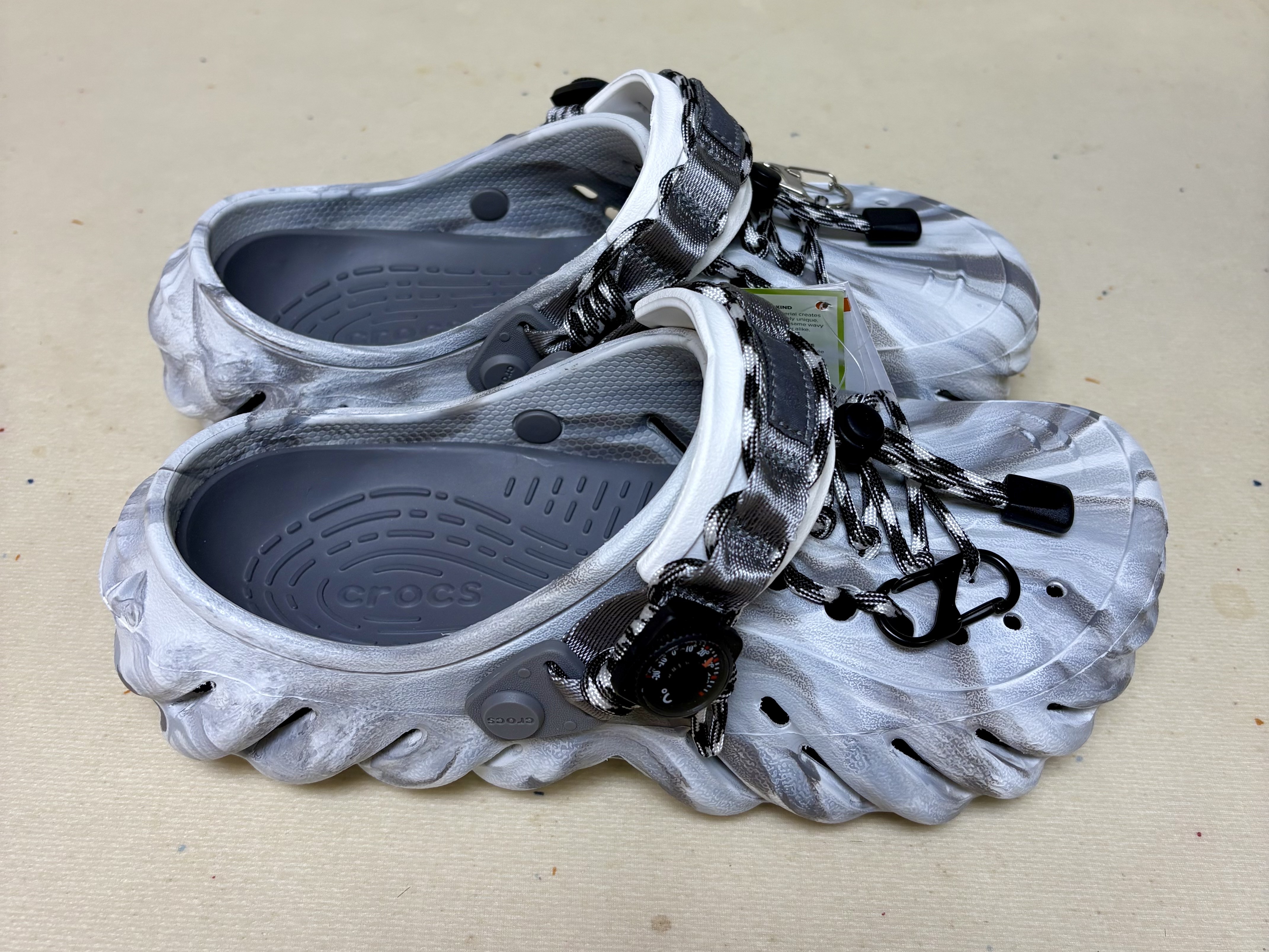 Crocs Echo Marbled Clog Moonlight Multi 착용 스타일 - 2
