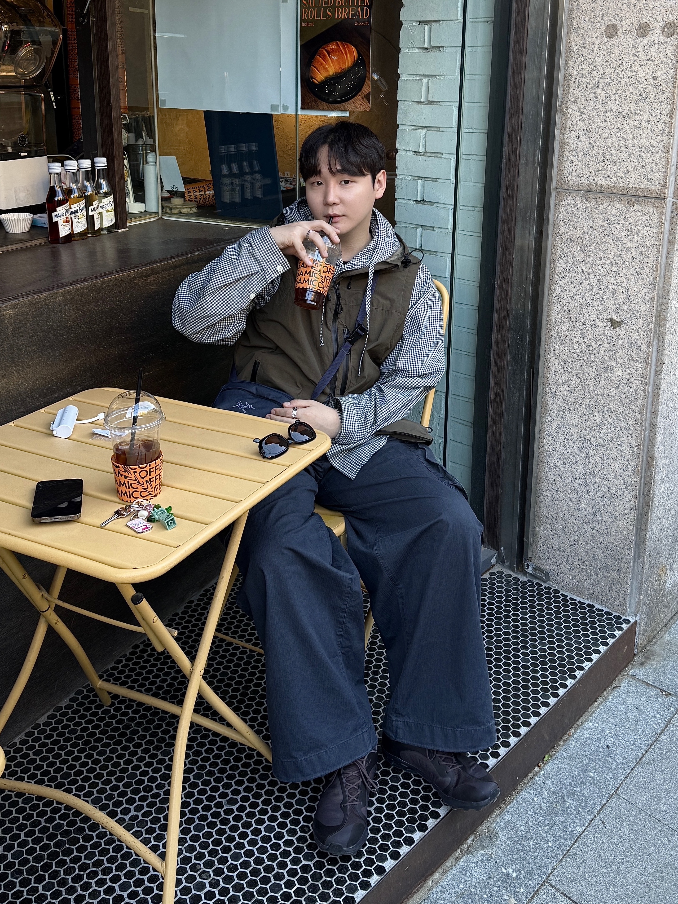 (W) On Running x Post Archive Faction (Paf) Cloudventure Peak Cacao Espresso, Arc'teryx Mantis 1 Waistpack Black Sapphire 착용 스타일 - 2