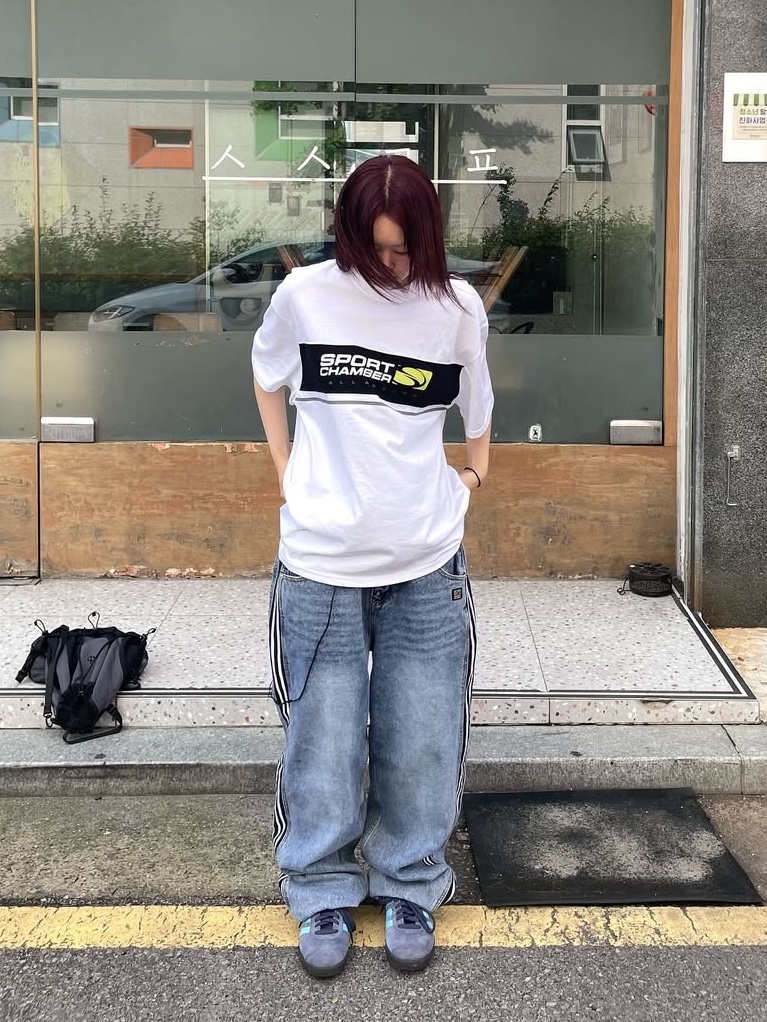 SPORT CHAMBER SC Block Flash T-Shirt White, SPORT CHAMBER SC Track Denim Pants Blue 착용 스타일 - 2
