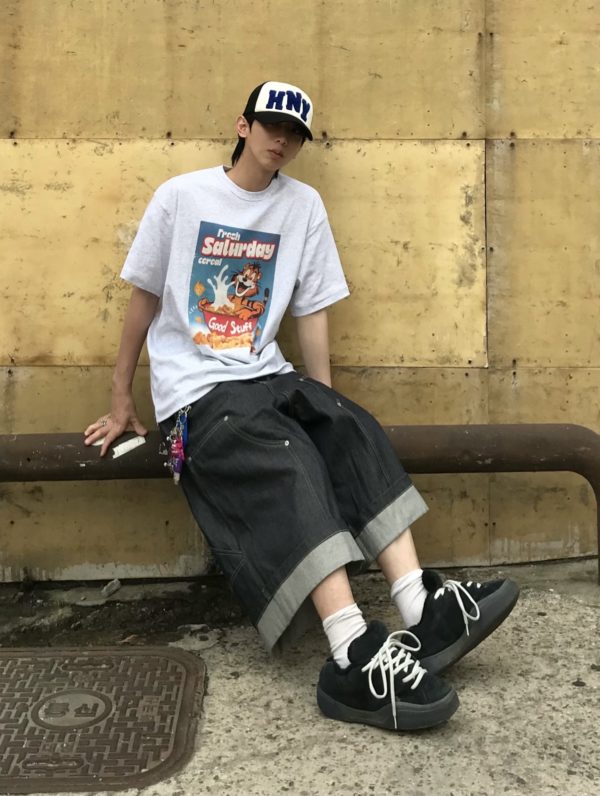 Honey Scoop House HNY Logo Trucker Cap Black, STU Cereal T-shirt Melange Grey 착용 스타일 - 1