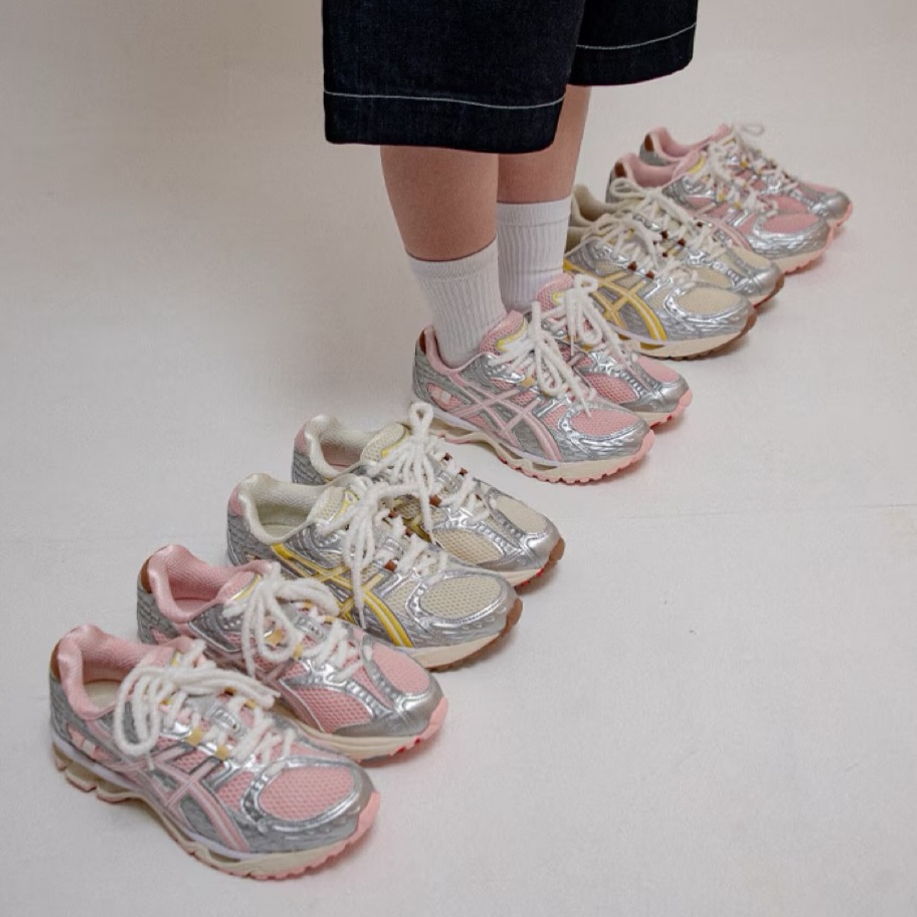 Asics x Atmos x Vandy The Pink Gel-Nimbus 10.1 Banana Split Strawberry 착용 스타일 - 3