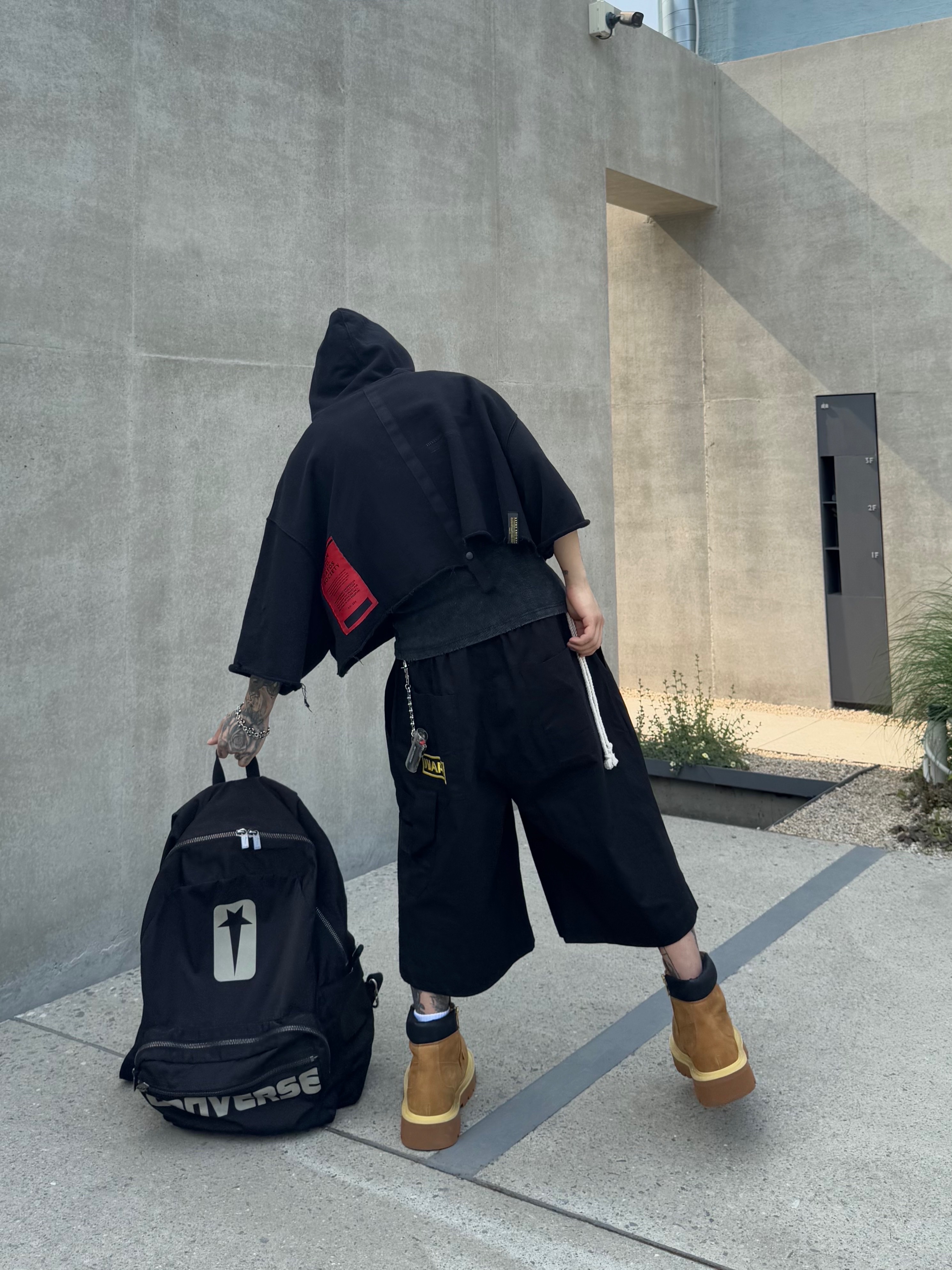 Converse x Drkshdw Oversized Backpack Black 착용 스타일 - 4