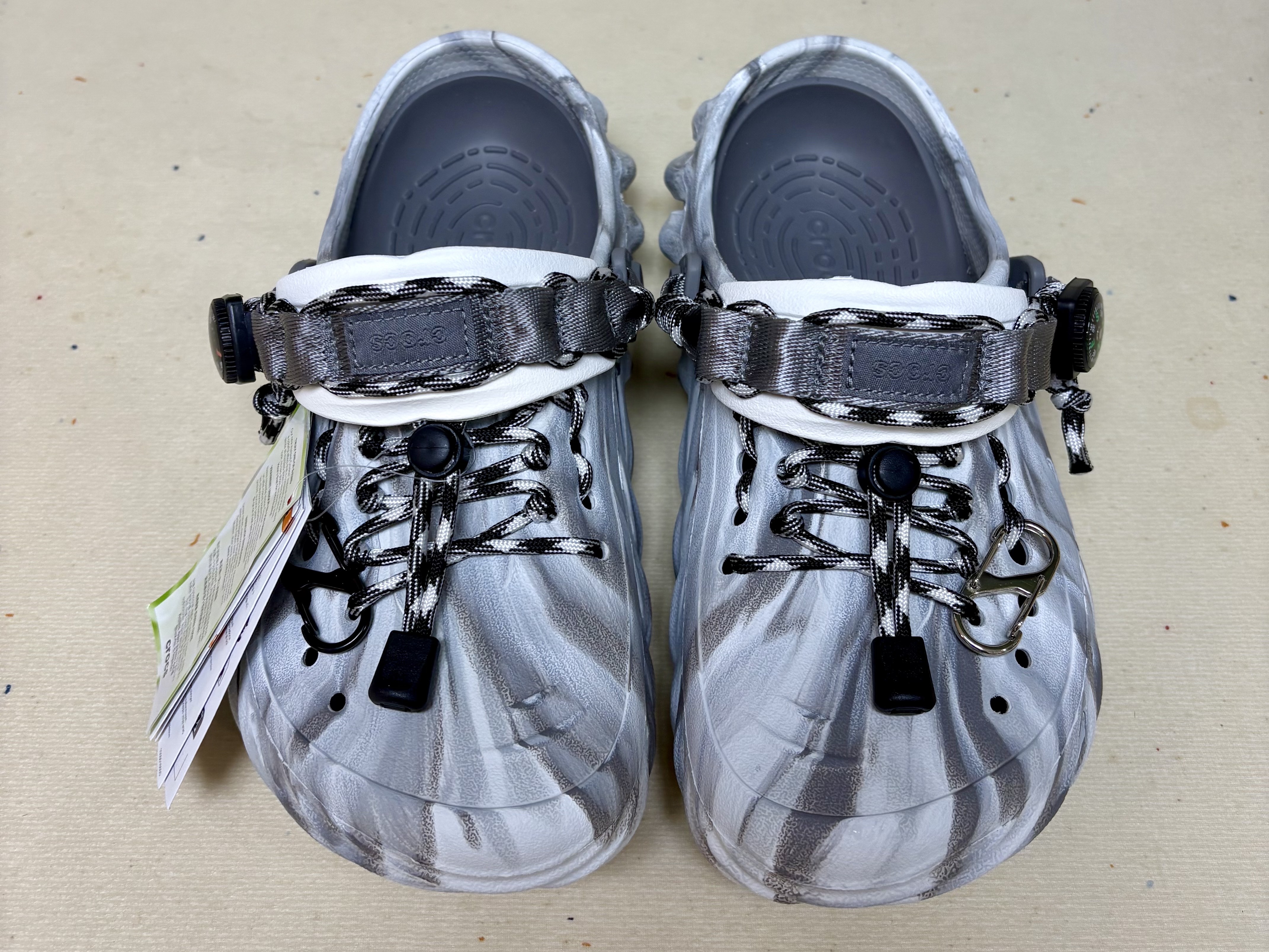 Crocs Echo Marbled Clog Moonlight Multi 착용 스타일 - 3