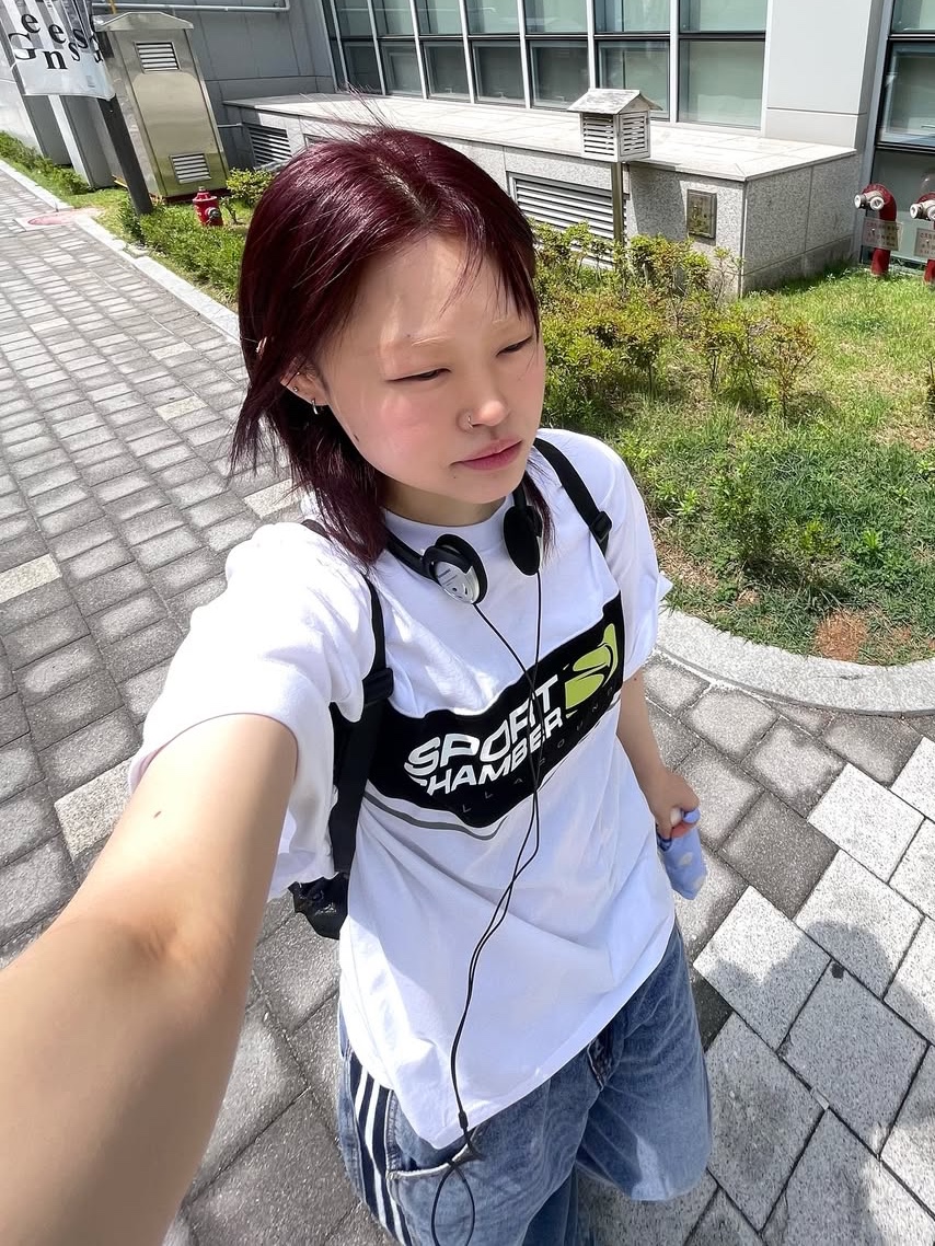 SPORT CHAMBER SC Block Flash T-Shirt White, SPORT CHAMBER SC Track Denim Pants Blue 착용 스타일 - 1
