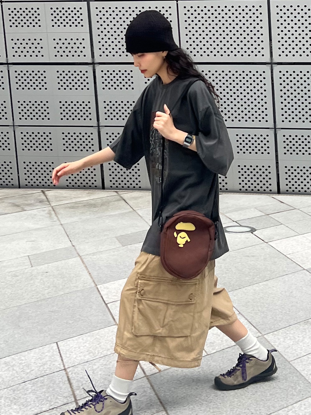Keen Jasper Suede Sneakers Silver Mink, BAPE Ape Head Shoulder Bag Brown 착용 스타일 - 4