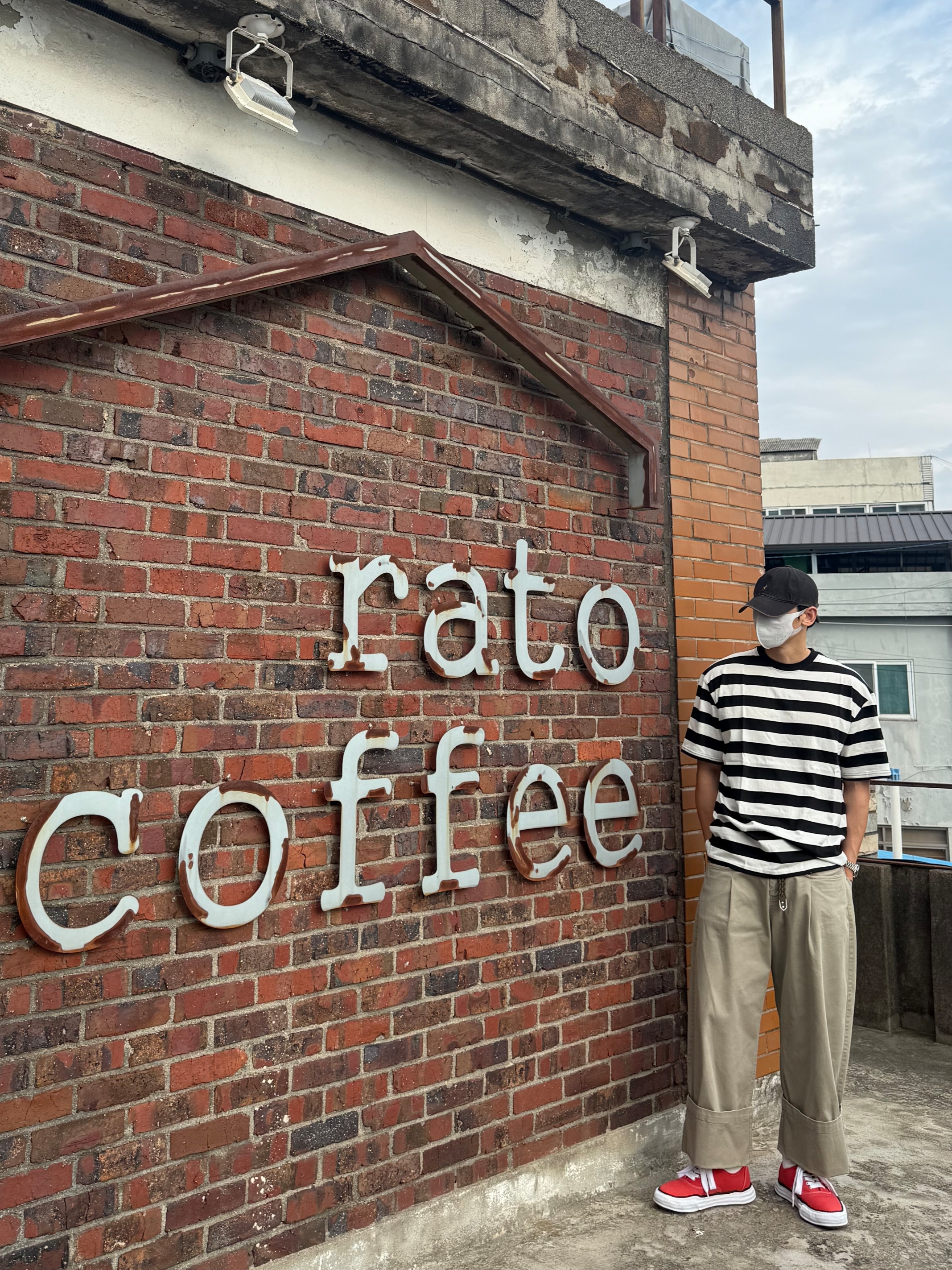 Maison Mihara Yasuhiro Baker OG Sole Canvas Low Cut Sneakers Red, Typing Mistake Dusty Black 80-90’s Vntg Cap (Vintage Symbol Parody) 착용 스타일 - 2