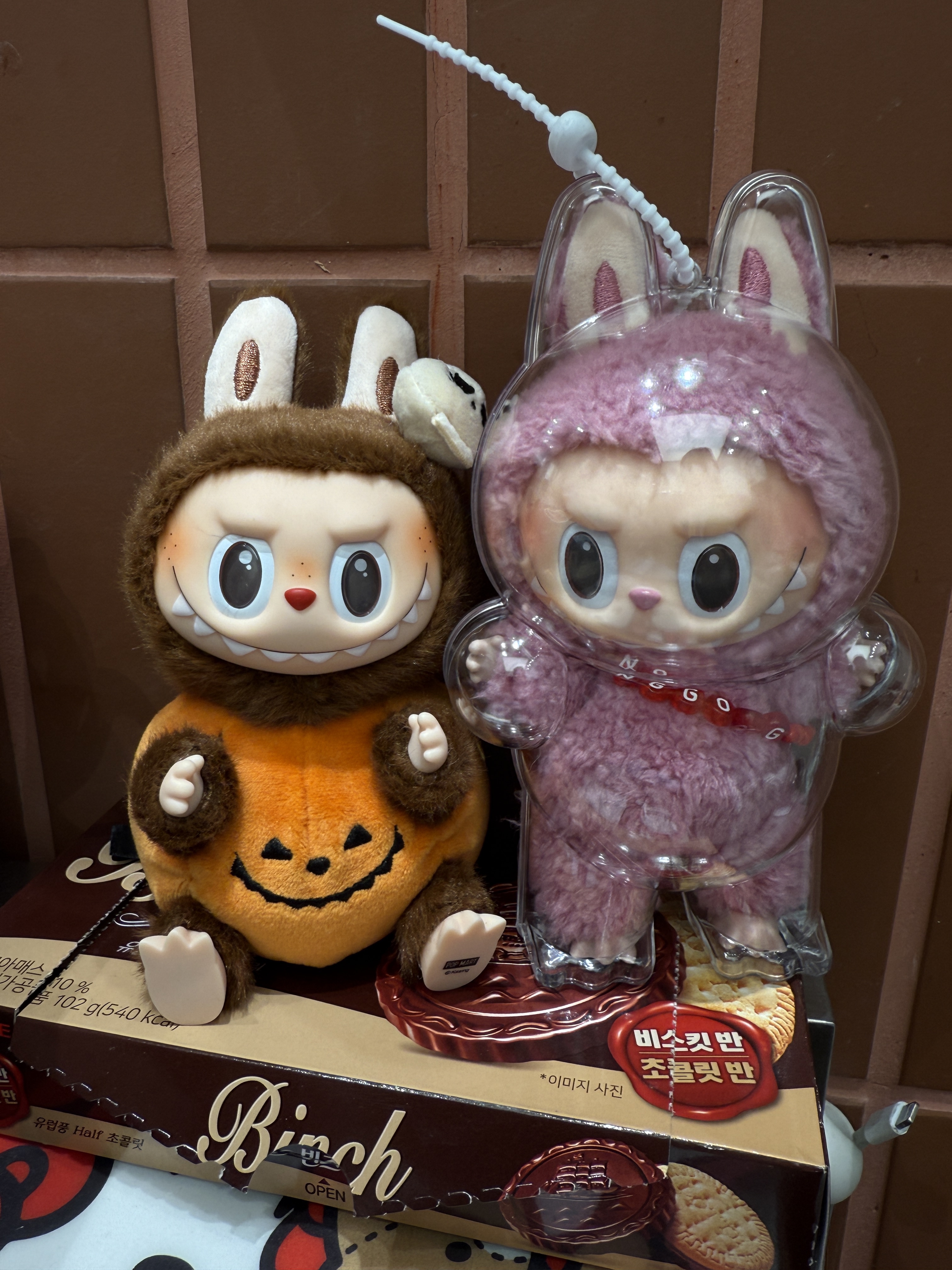 Pop Mart Labubu Halloween Party Series Pumpkin Toy Keyring, Pop Mart Labubu The Monsters Labubu Tasty Macarons Series Lyche Berry Keyring 착용 스타일