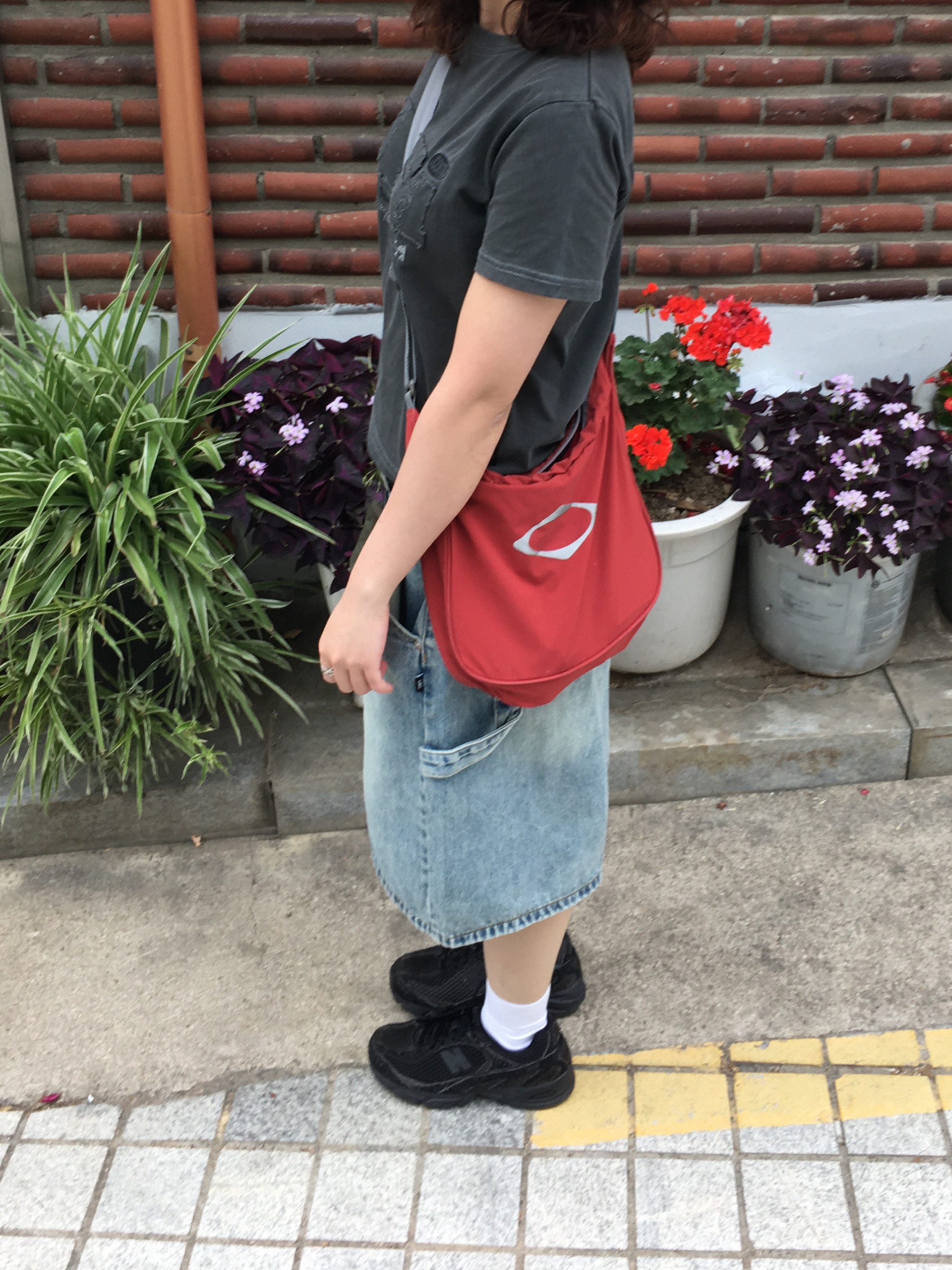 Mischief Rhombus Light Weight Cross Bag Brick Red - The Hyundai Seoul Exclusive, New Balance 509 Black Castle Grey 착용 스타일 - 2