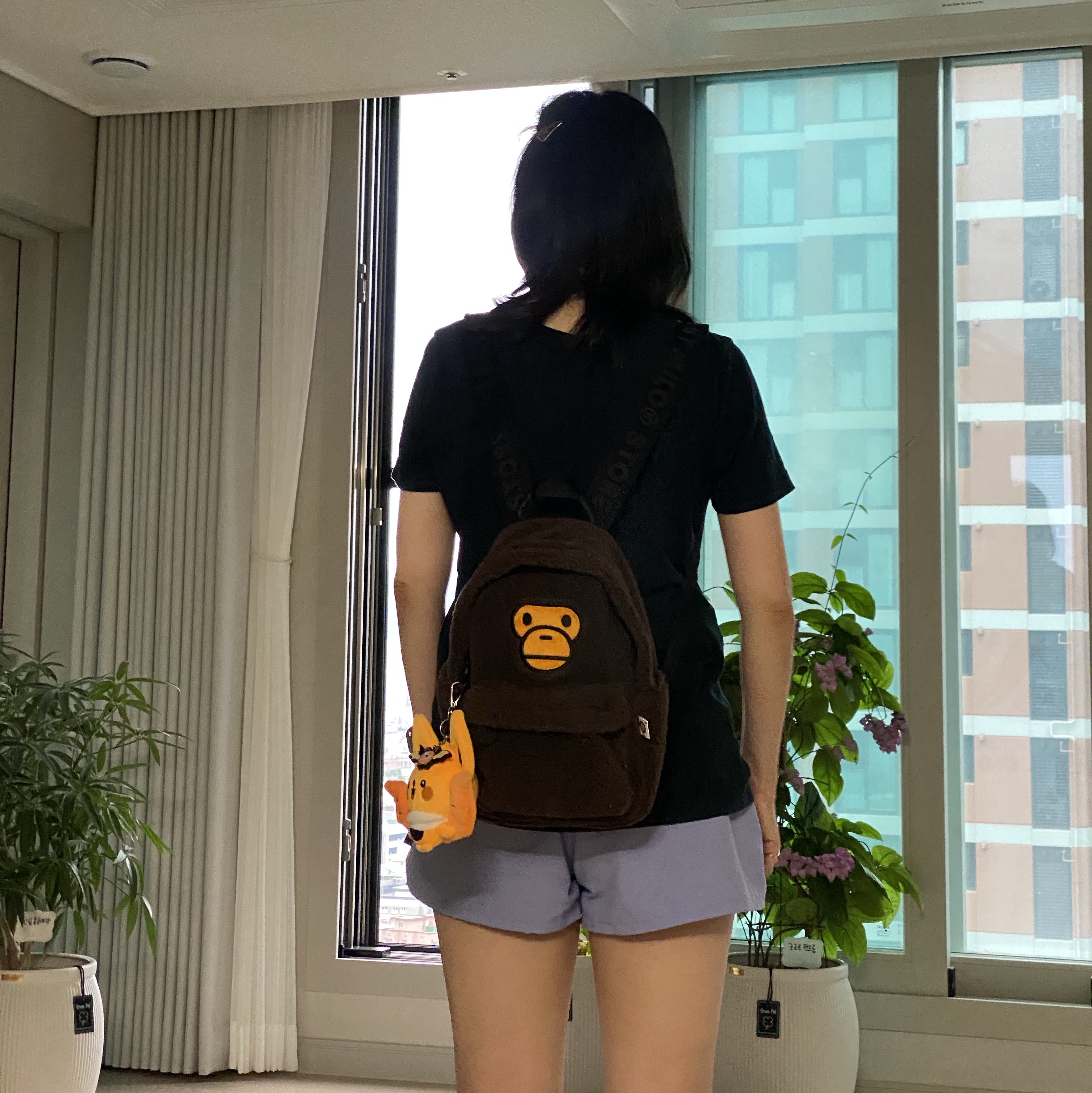 BAPE Baby Milo Mini Fur Backpack Brown 착용 스타일