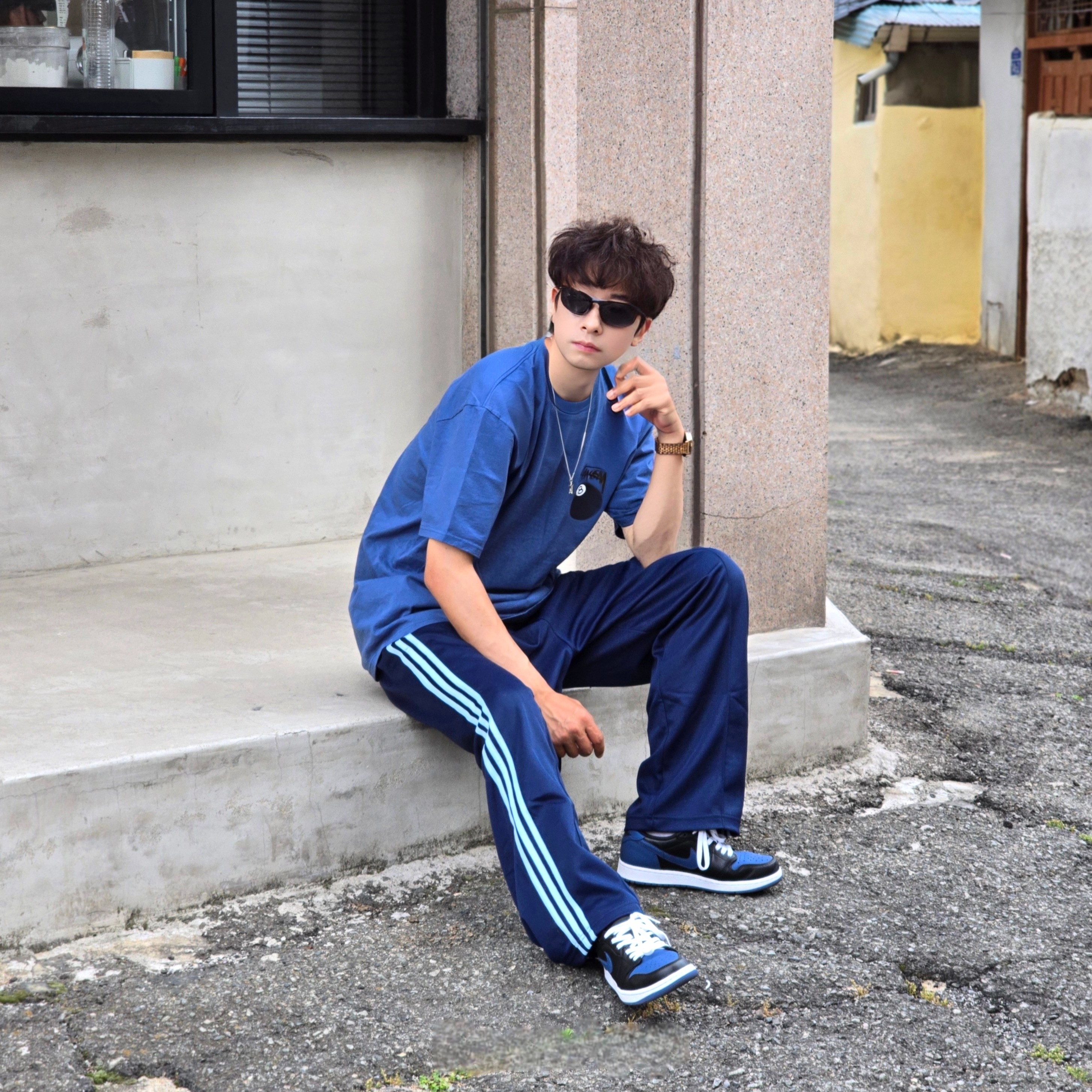 Stussy 8 Ball T-Shirt Midnight - 22SS, Adidas Originals Adicolor Buggy Fit Firebird Track Pants Night Indigo Clear Sky - KR Sizing 착용 스타일 - 6
