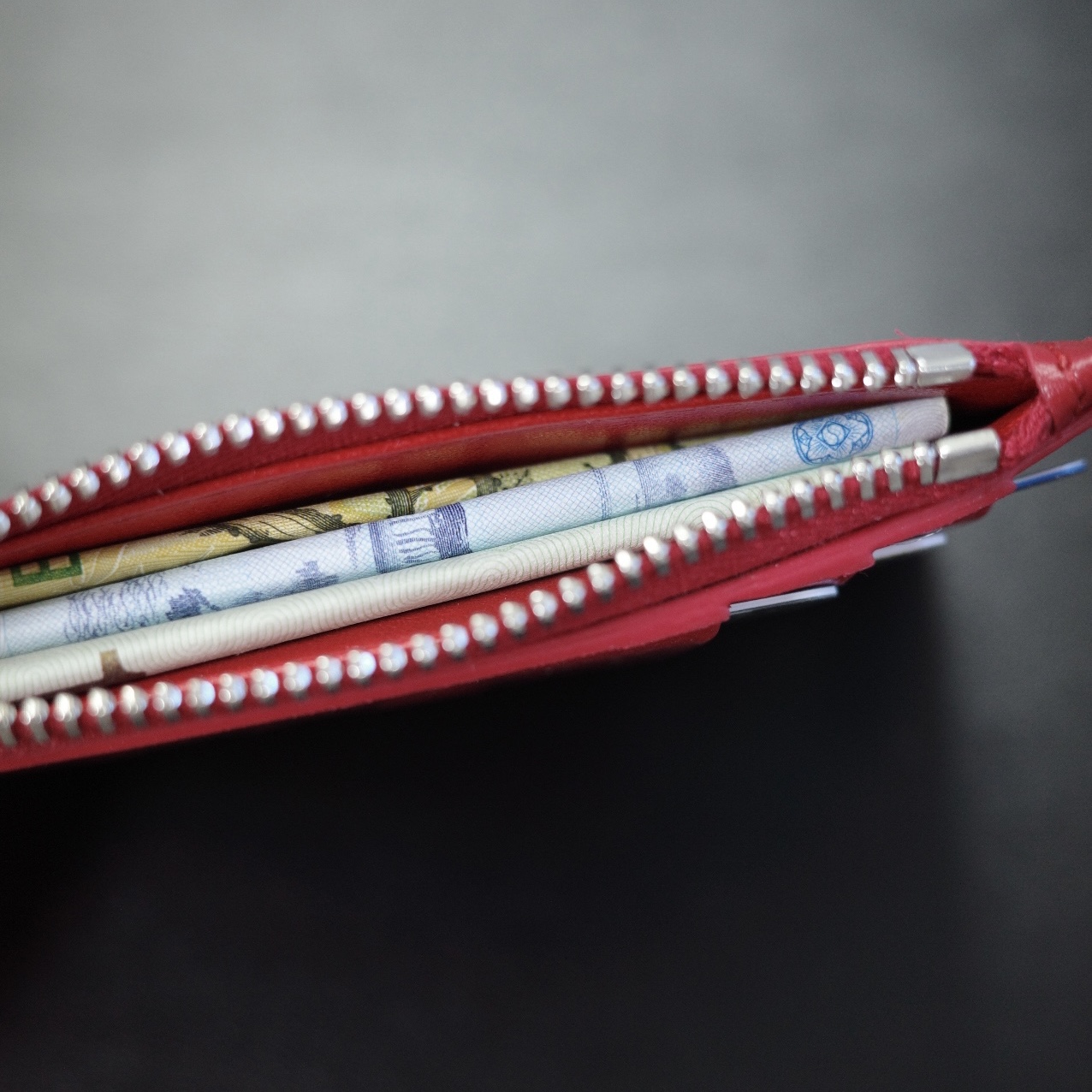 Supreme Leather Zip Card Holder Red 착용 스타일 - 6