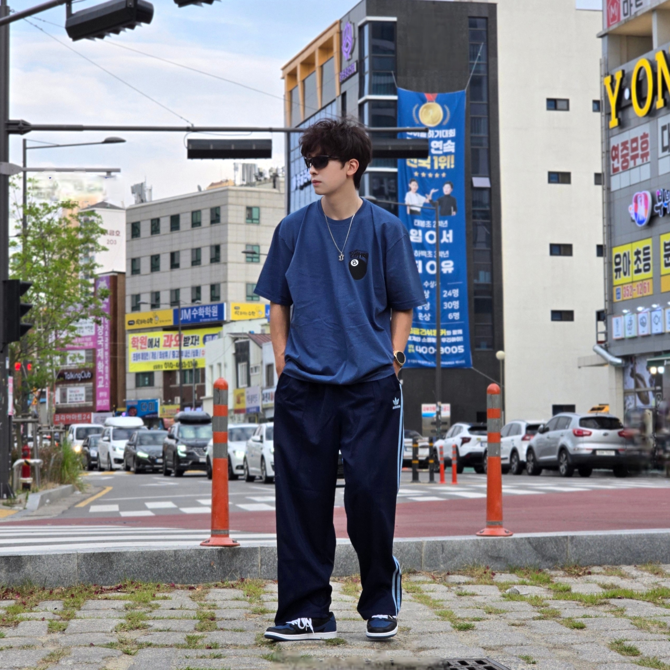 Stussy 8 Ball T-Shirt Midnight - 22SS, Adidas Originals Adicolor Buggy Fit Firebird Track Pants Night Indigo Clear Sky - KR Sizing 착용 스타일 - 5