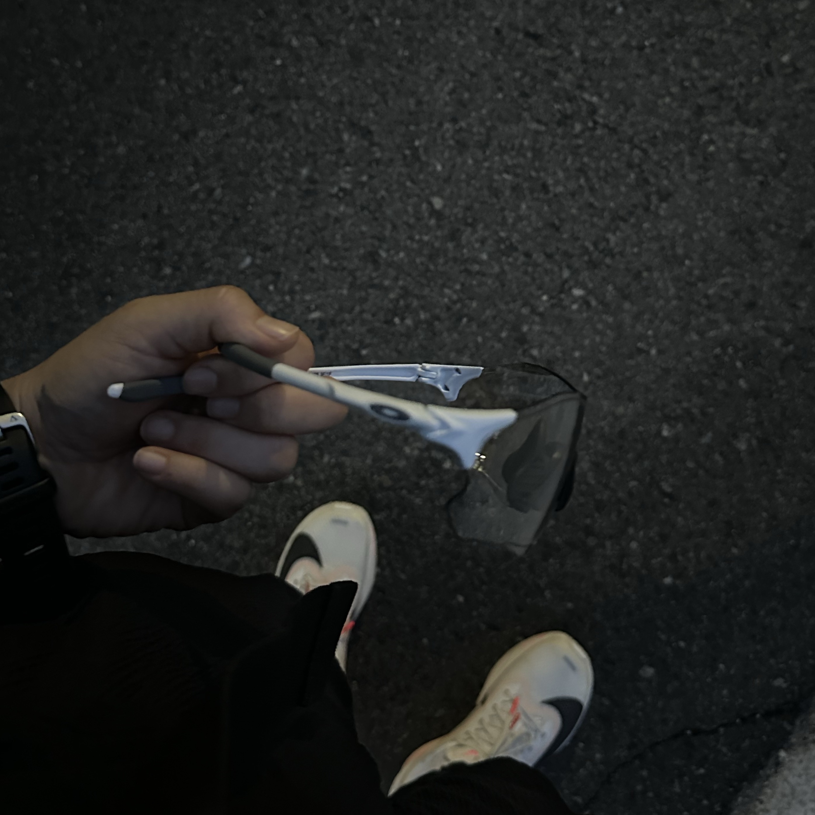 Oakley EVZero Path Matte White Frame Clear To Black Iridium Photochromic Lenses Low Bridge Fit 착용 스타일