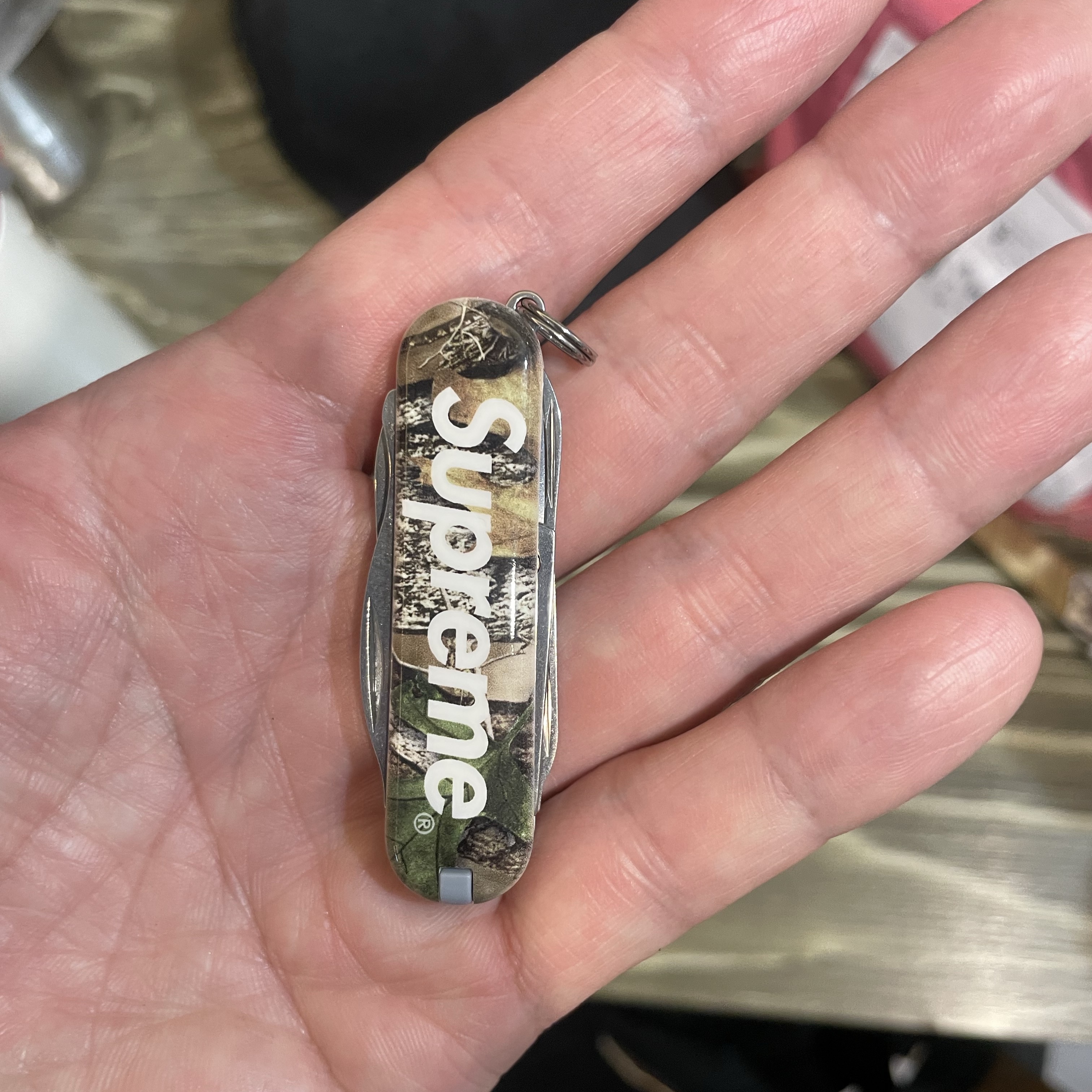 Supreme x Victorinox Pocket Knife Truetimber Kanati Camo - 25SS 착용 스타일