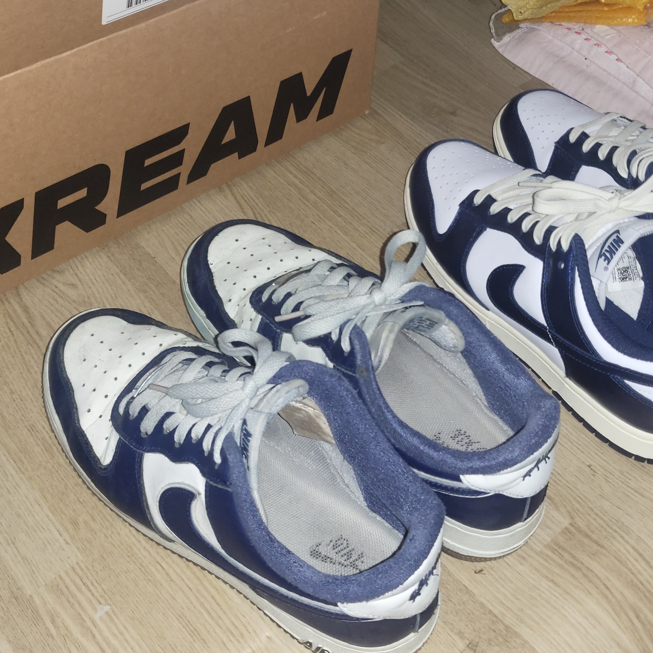 (W) Nike Dunk Low PRM Midnight Navy and White, Nike Air Force 1 '07 LV8 Midnight Navy 착용 스타일 - 4