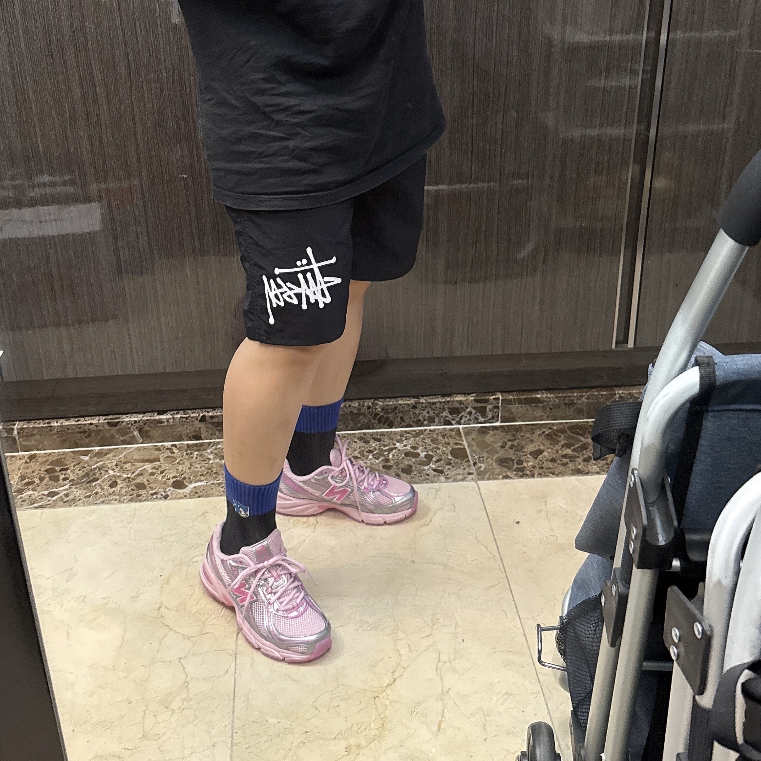 Stussy Big Basic Water Shorts Black, New Balance x Atmos 740 Pink Vacation 착용 스타일 - 2