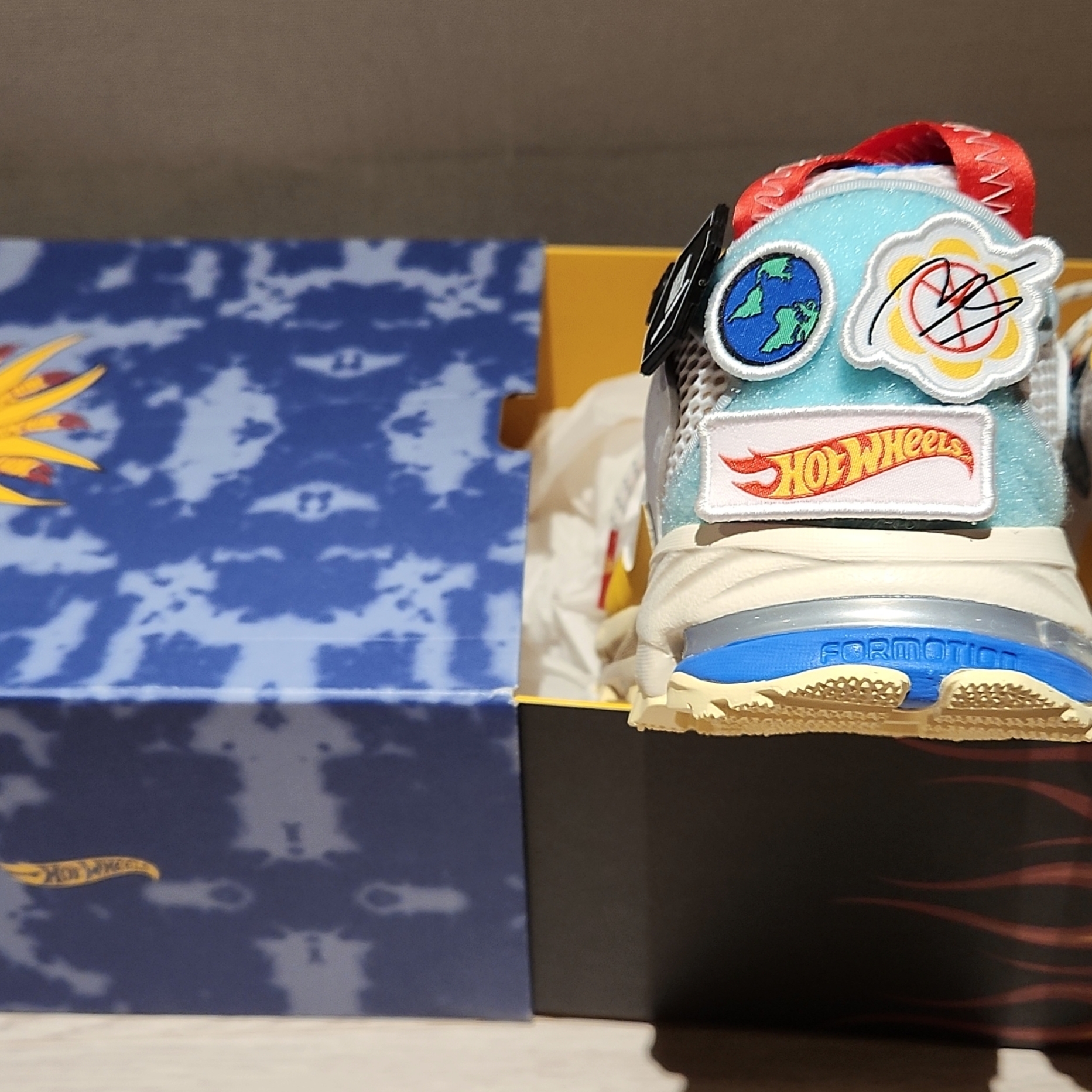 [3 SET] KREAM x LI2 Air Daily X Crew Socks White, Adidas x Sean Wotherspoon x Hot Wheels Superturf Adventure White Bold Gold 착용 스타일 - 4