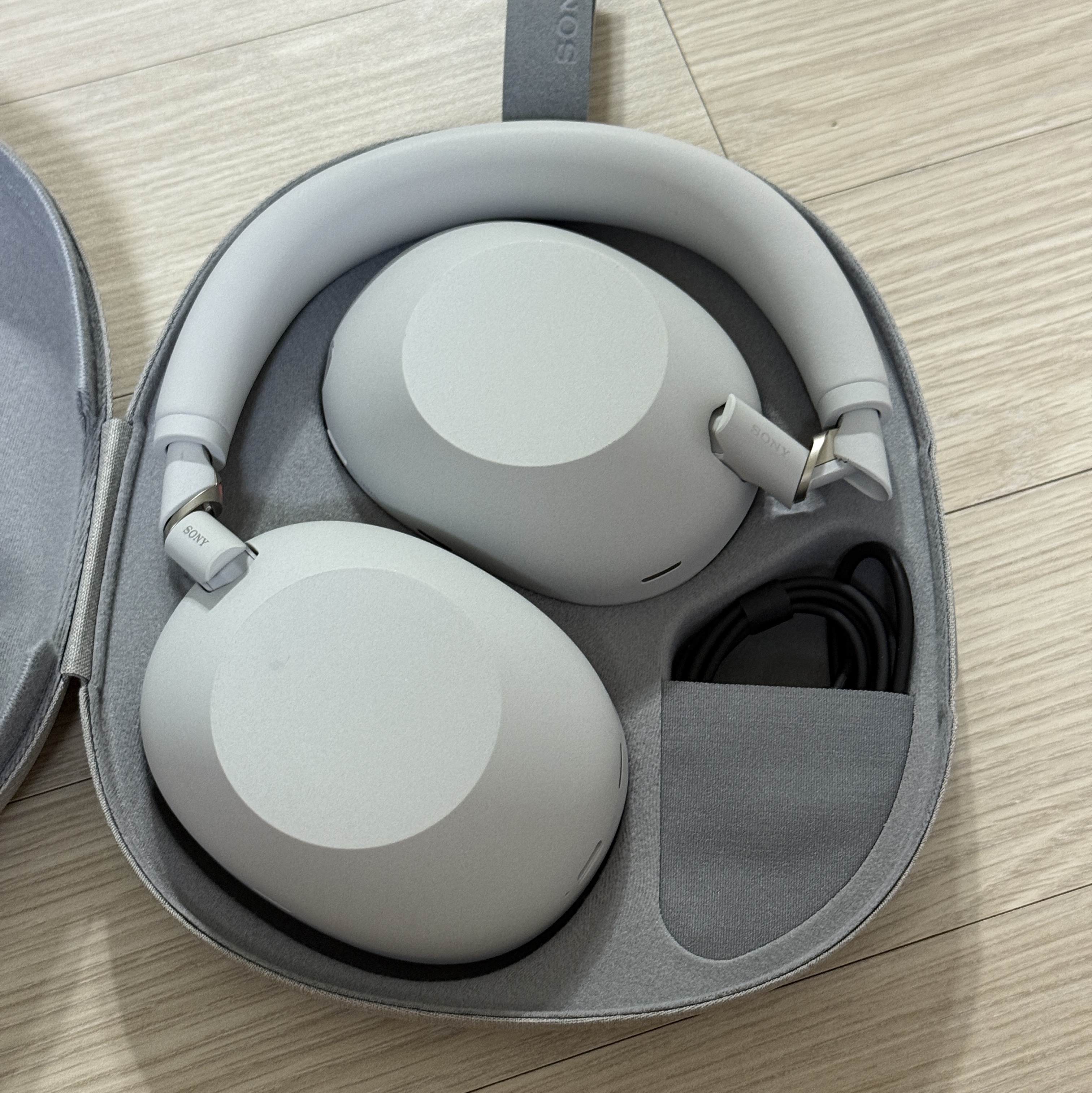Sony WH-1000XM6 Silver (Sony Korea Ver.) 착용 스타일 - 2