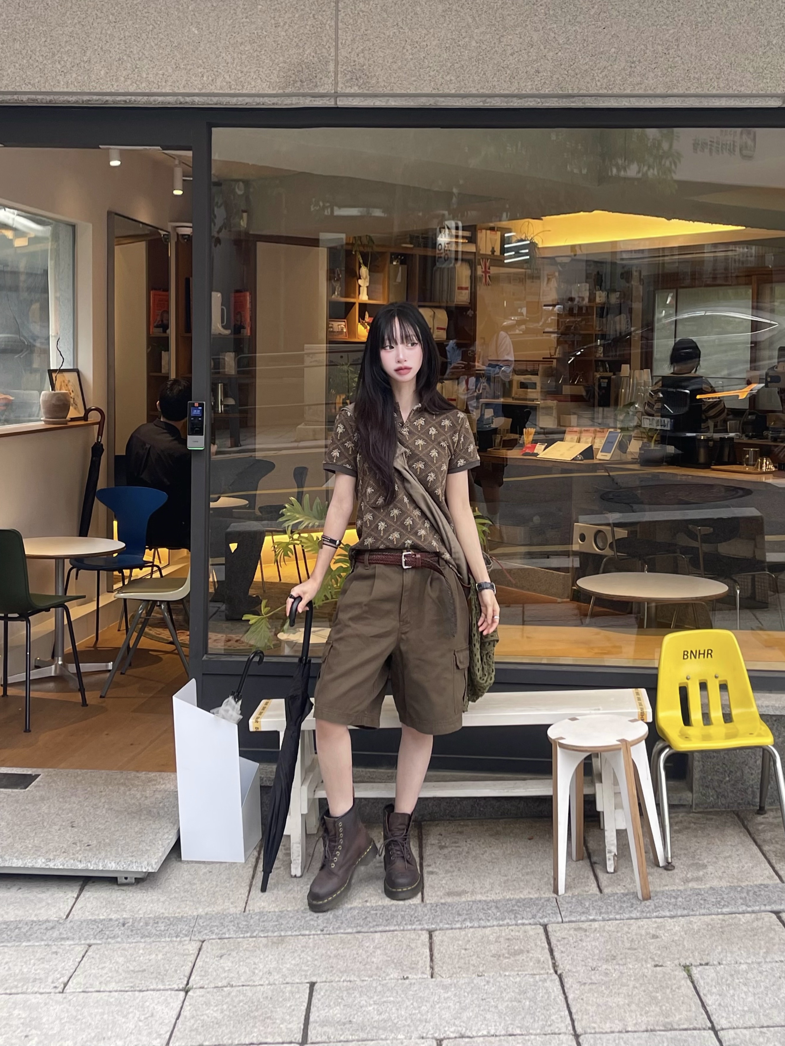Dr. Martens 1460 Crazy Horse Brown, Kapital No.6 Canvas Snufkin Bag Khaki 착용 스타일 - 2