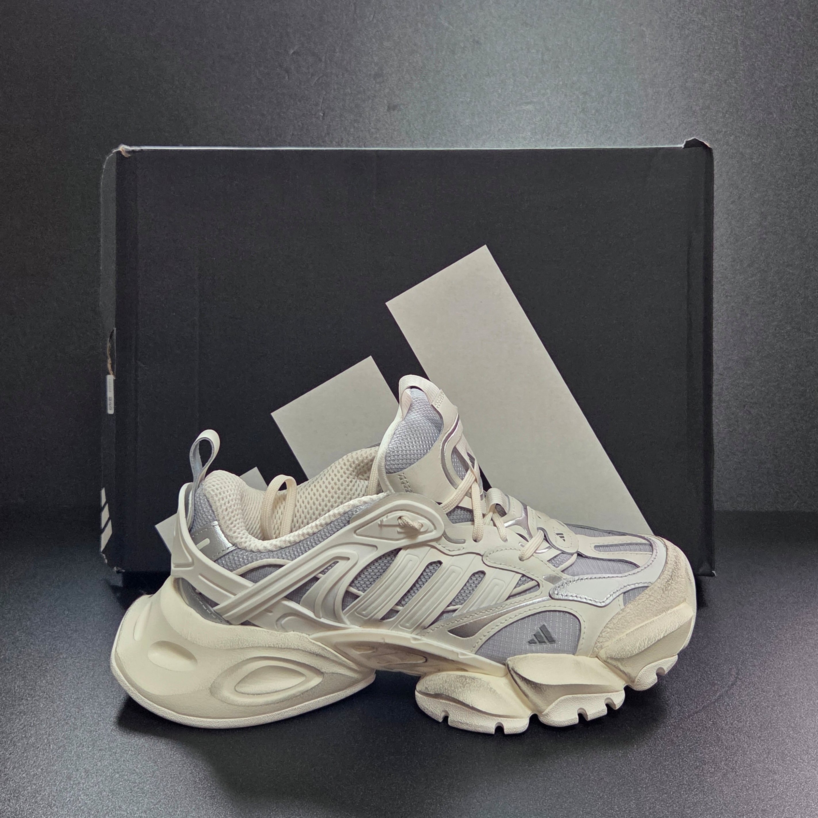 Adidas Vento XLG Deluxe Sneakers Core White Silver Metallic 착용 스타일 - 1